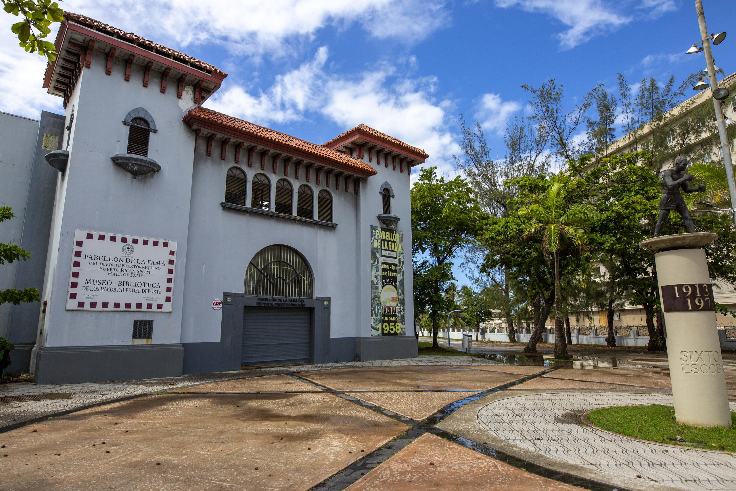 La fachada original del Estadio Sixto Escobar está designada por ley como un edificio histórico.