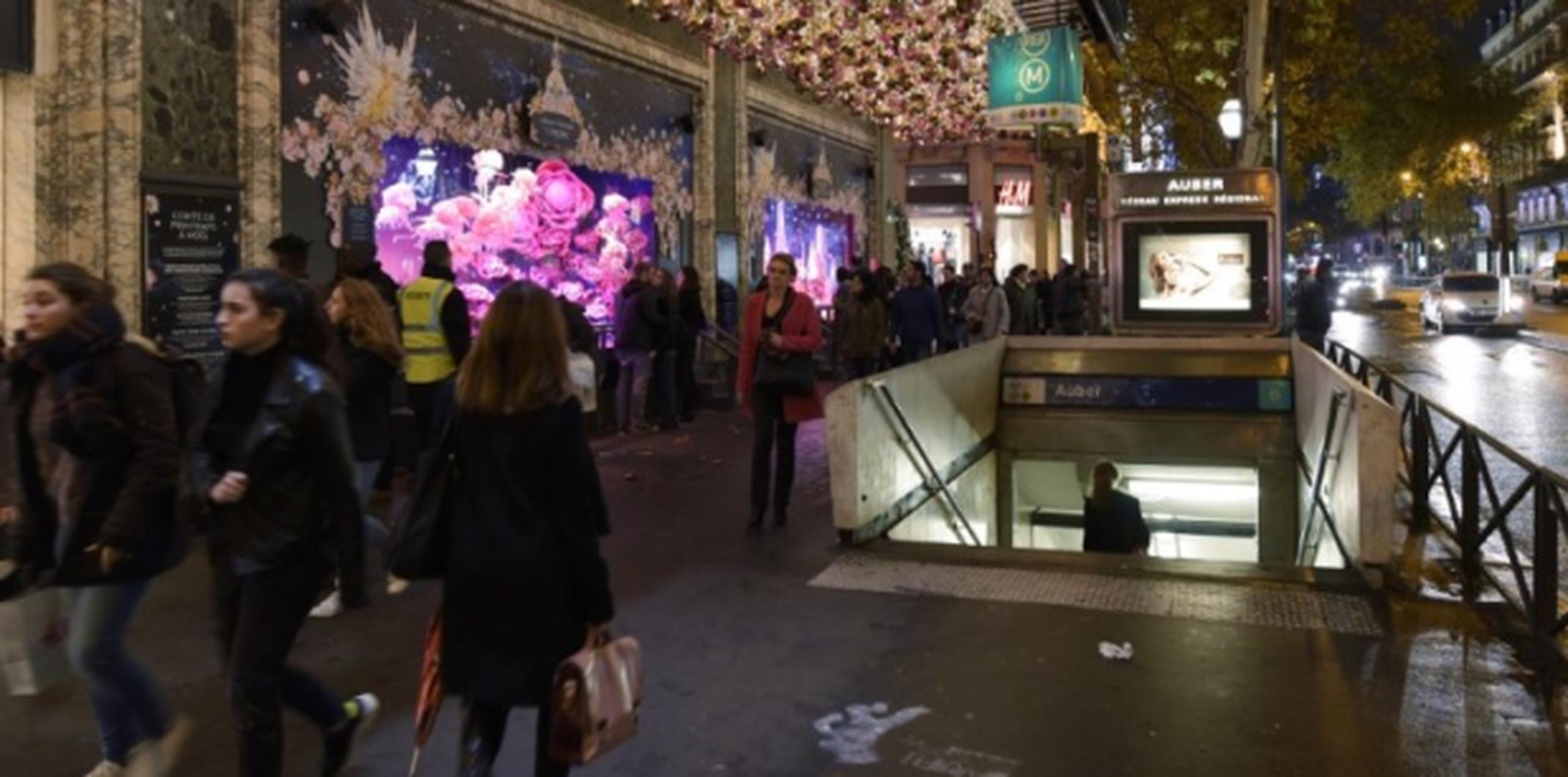 Personas caminan en área de tiendas en París. (AFP)