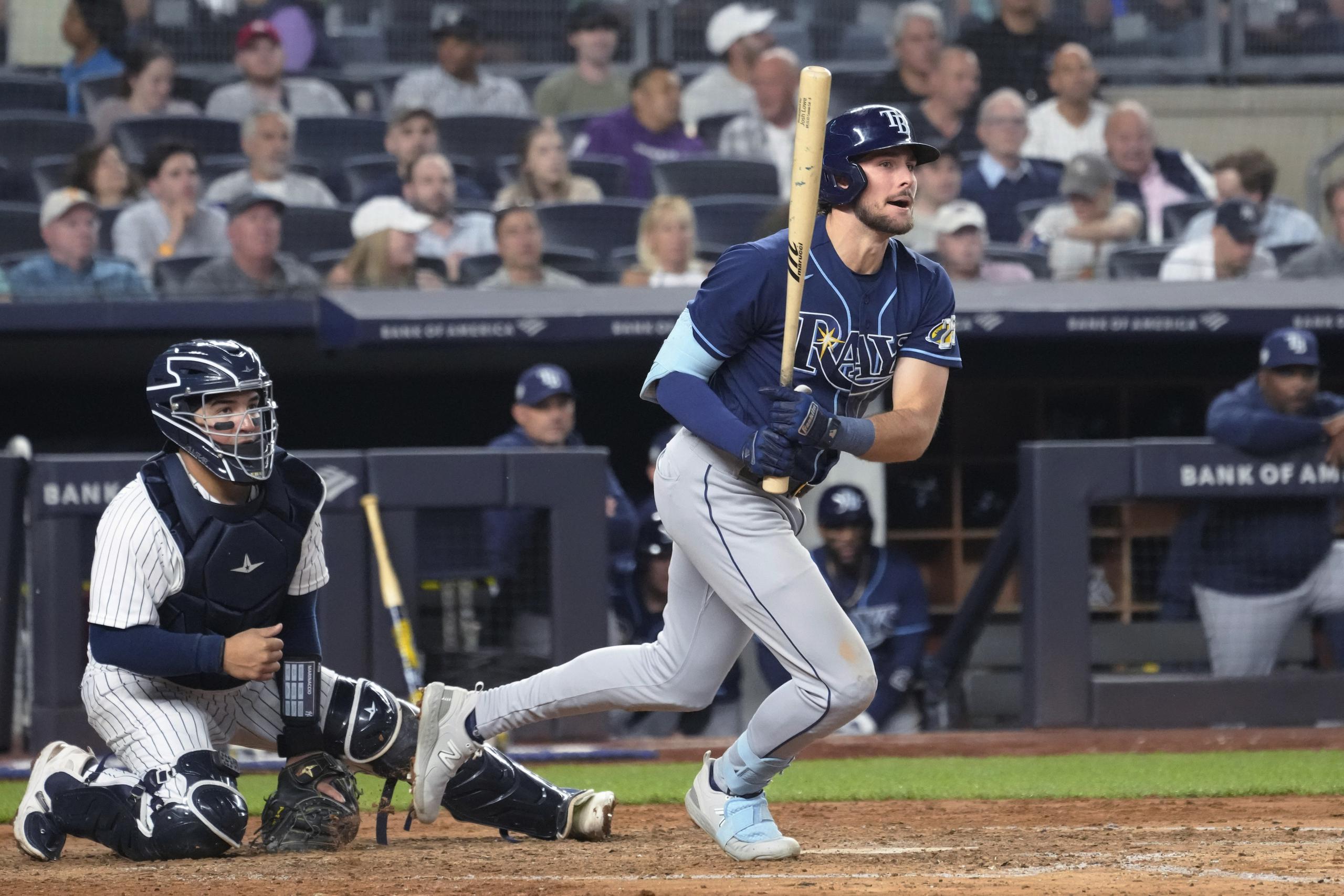 Josh Lowe, de los Rays de Tampa Bay, observa el viaje de la pelota al disparar un doble de tres carreras ante los Yankees de Nueva York el jueves.