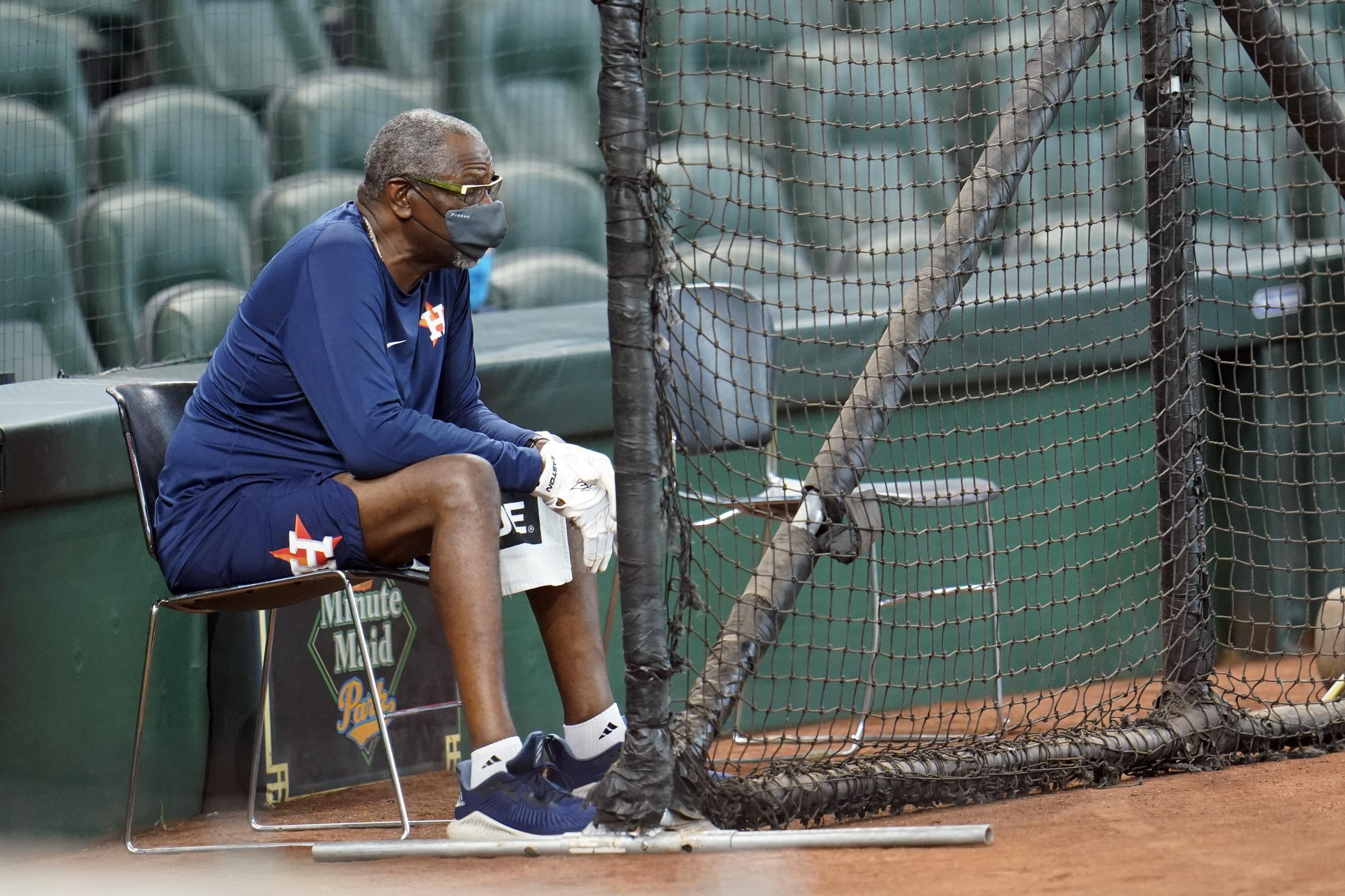 Dusty Baker, en esta foto de archivo, observa una práctica de los Astros durante la pasada temporada. El veterano asumió la dirección de dicha novena luego que Houston despidiera a A.J. Hinch como consecuencia del escándalo de robos de señales en las temporadas del 2017 y 2018.