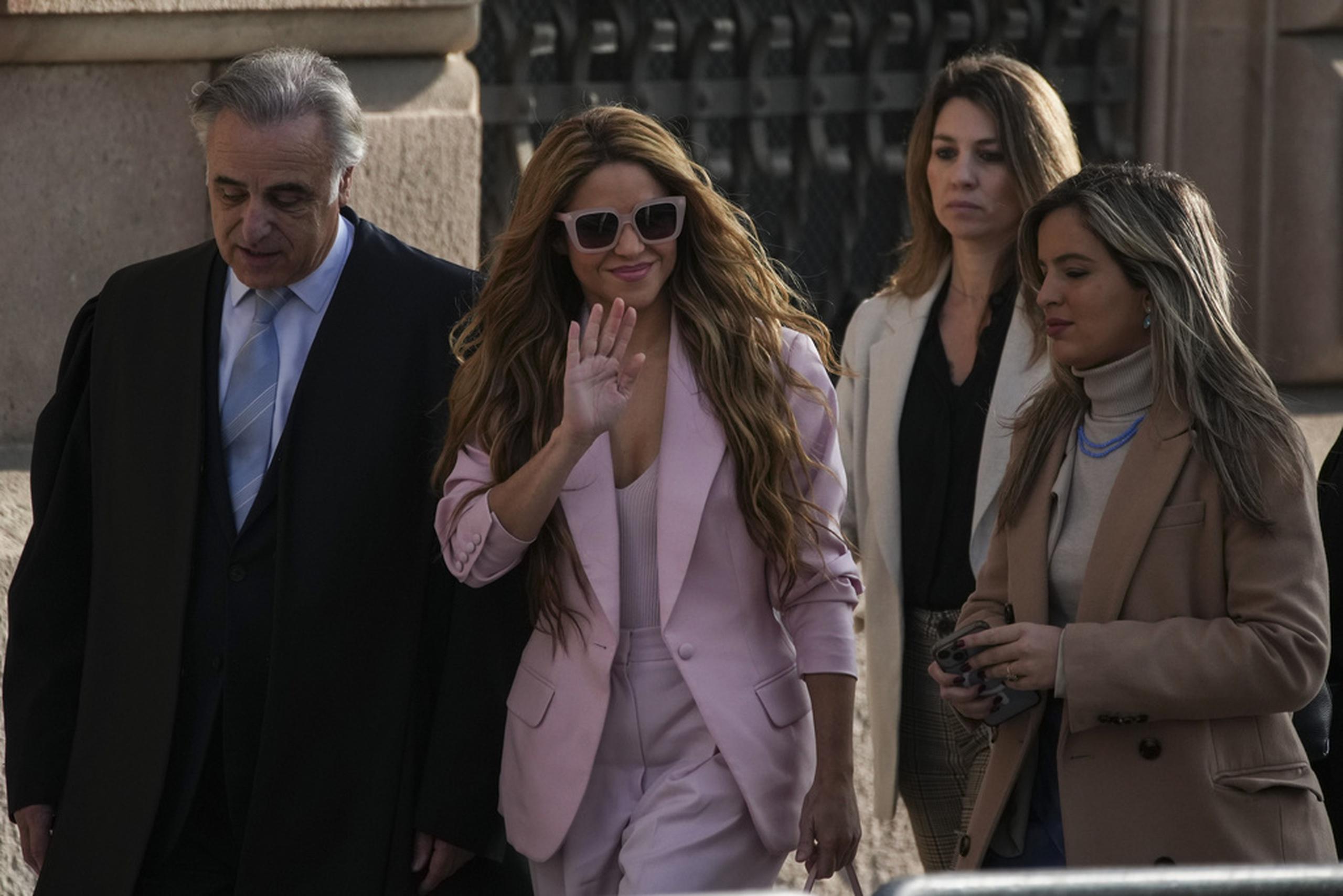 La artista colombiana Shakira, en el centro, en su llegada a una corte en Barcelona, España, este lunes.