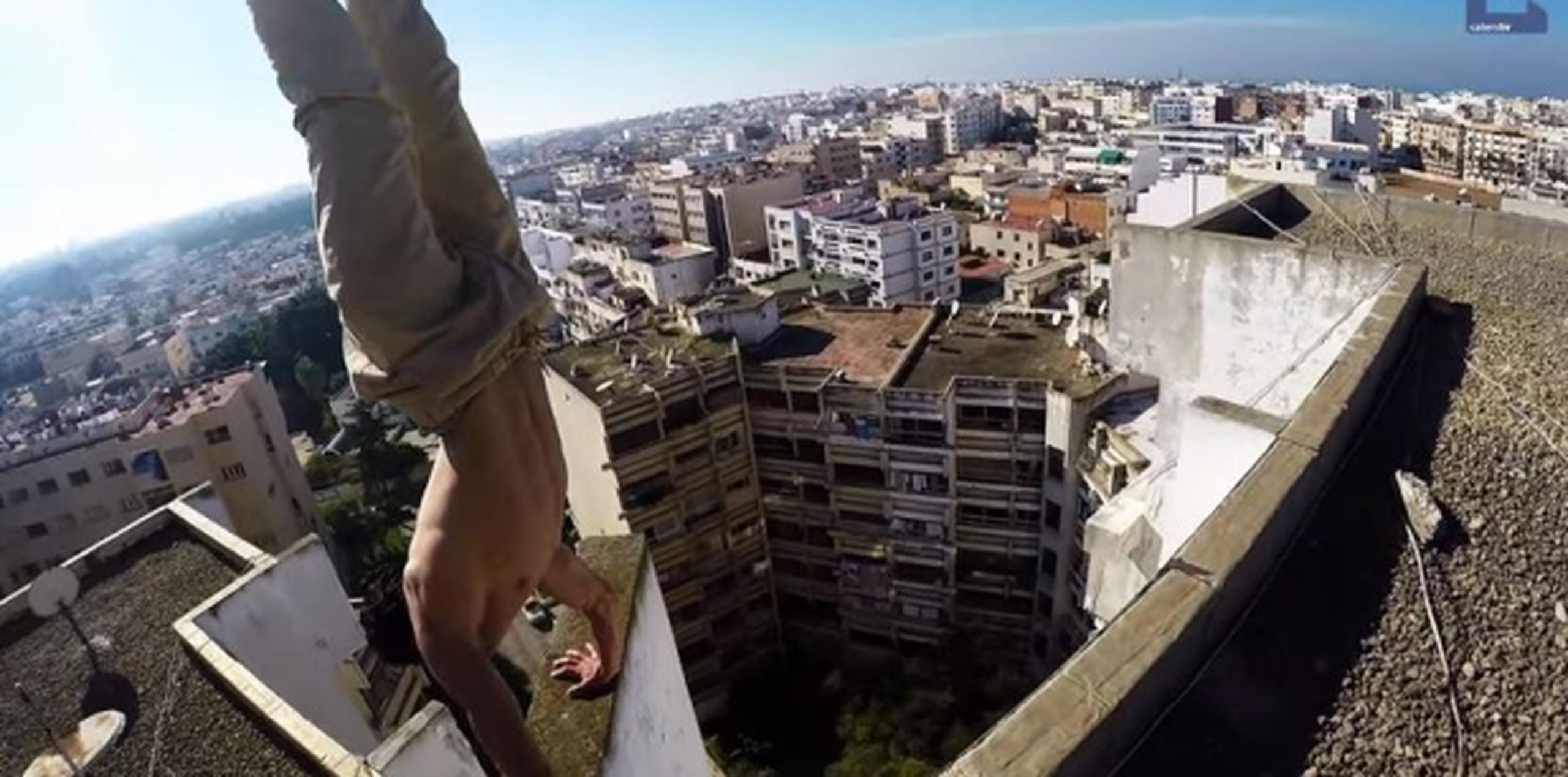 En el video de YouTube, se aprecia que Tenni no le tiene miedo a las alturas, pues realiza ejercicios y acrobacias en los techos de las casas de su ciudad. (Youtube)