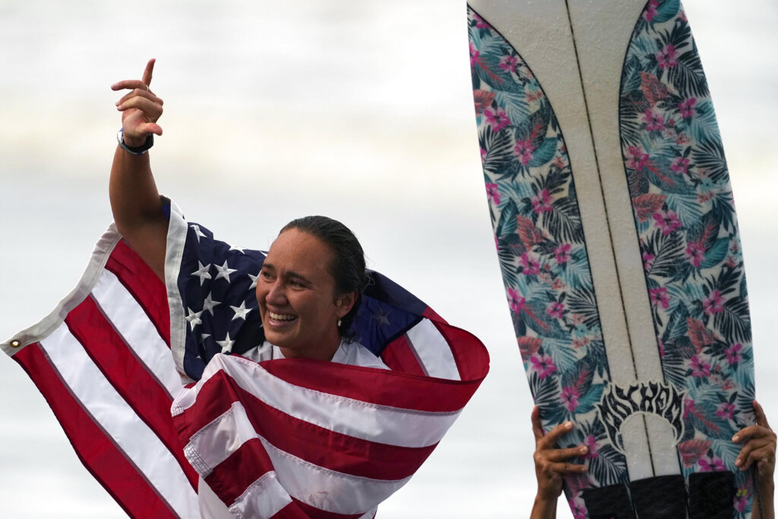 Carissa Moore de Estados Unidos celebra ganar la medalla de oro en la competencia femenina de surf en los Juegos Olímpicos 2020, el 27 de julio de 2021 en la playa Tsurigasaki en Ichinomiya, Japón.