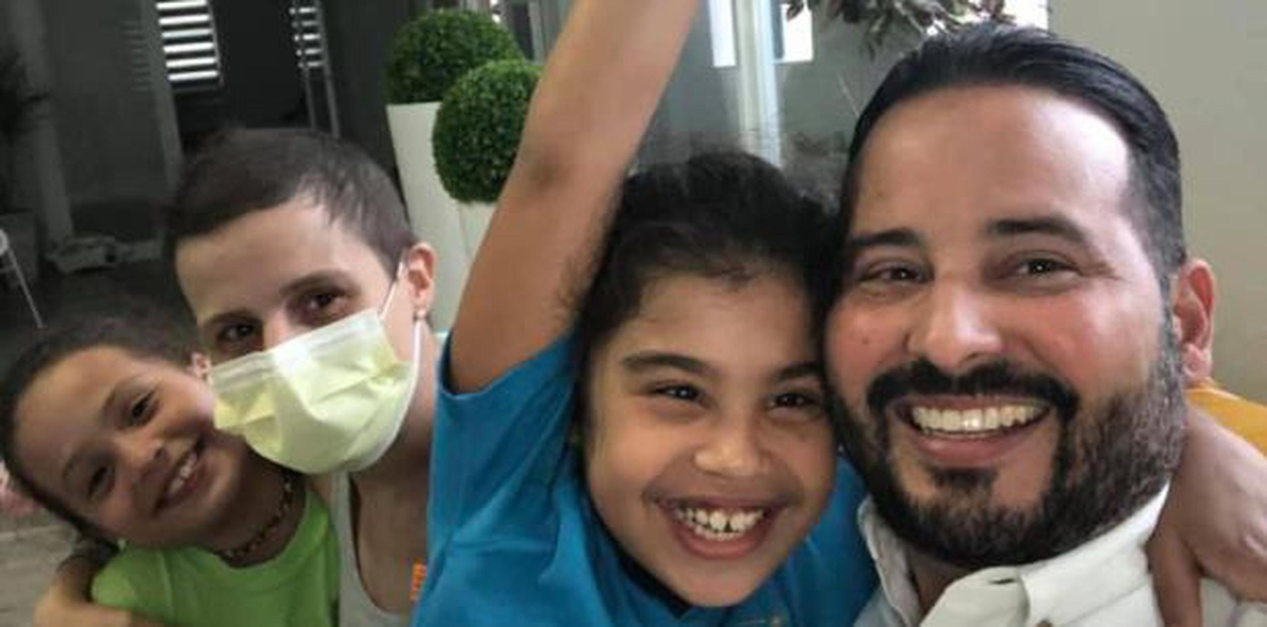 Glendaliz Soto Vega, esposa de Luis Javier Hernández Ortiz, alcalde de Villalba, fue recibida en su casa con sonrisas por sus hijas Victoria e Isabel. (facebook)