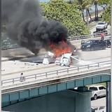 Avioneta cae sobre puente de Miami Beach