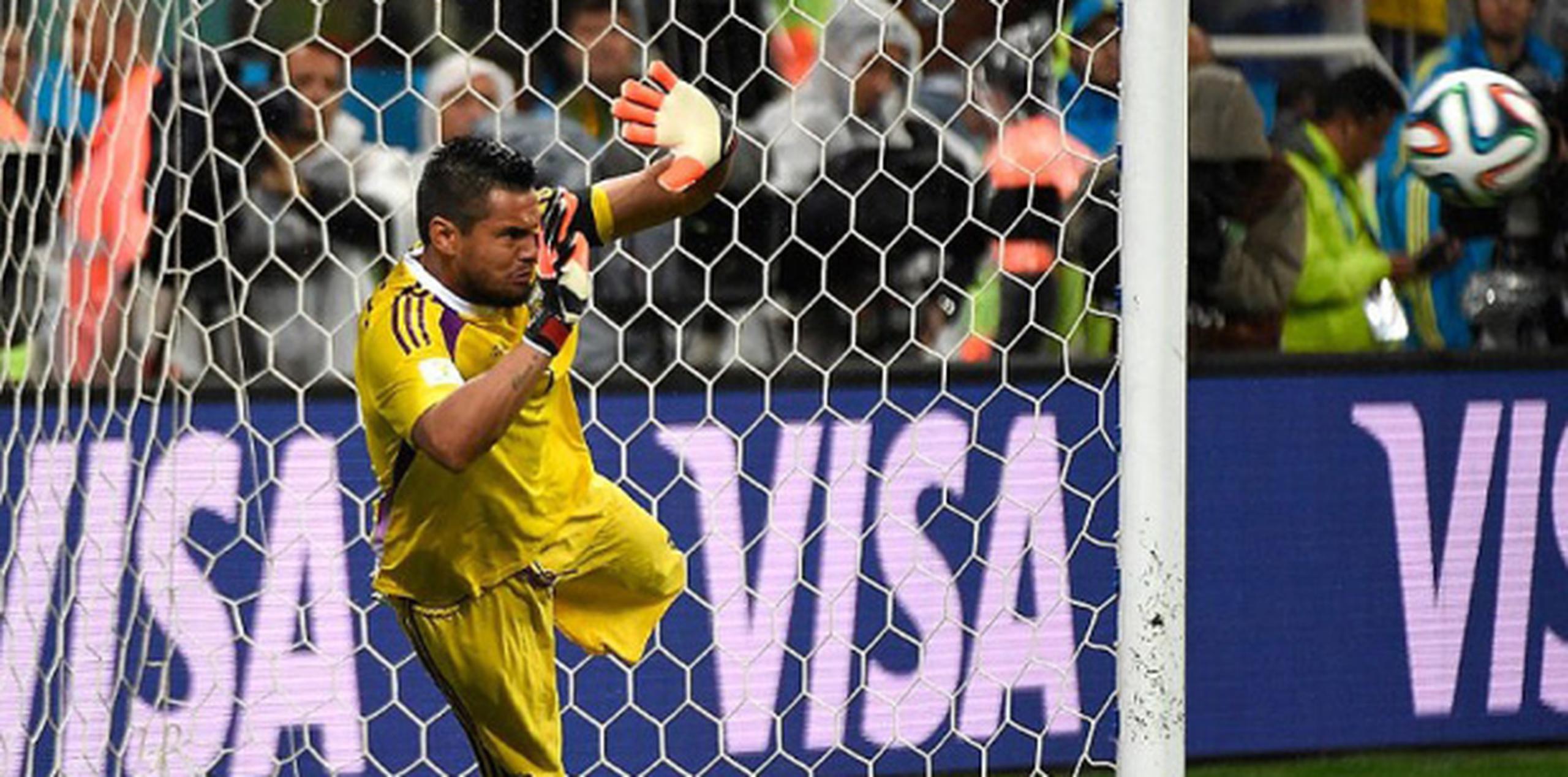 El portero del equipo de Argentina, Sergio Romero, bloque ael balón durante la tanda de penales contra Holanda en la Copa Mundial 2014 en Brasil. (AFP)