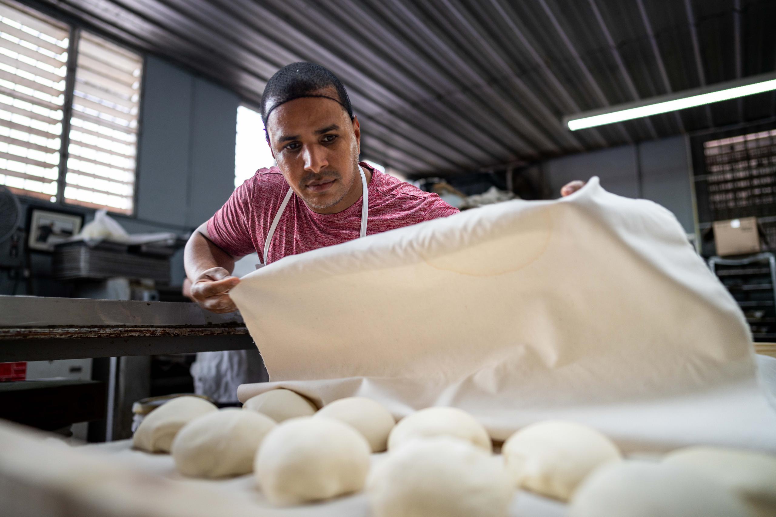 En el establecimiento se prepara el pan “como se hacía antes: usamos los moldes de madera, se usan unas tablas y se pone un canvas de tela”.