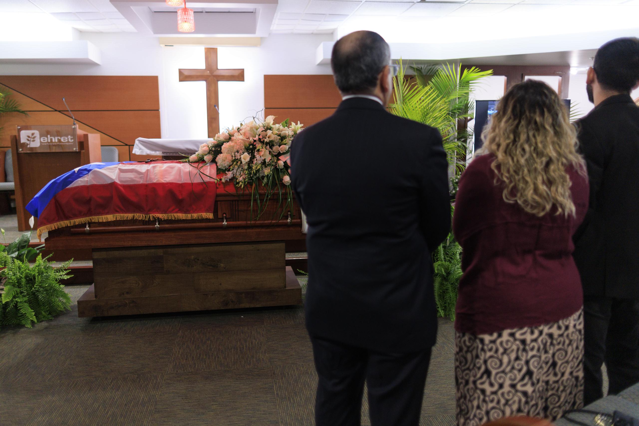 Aníbal Acevedo Vilá, junto a sus hijos Gabriela y Juan Carlos, rememoraron las virtudes de “Piti” durante el funeral.