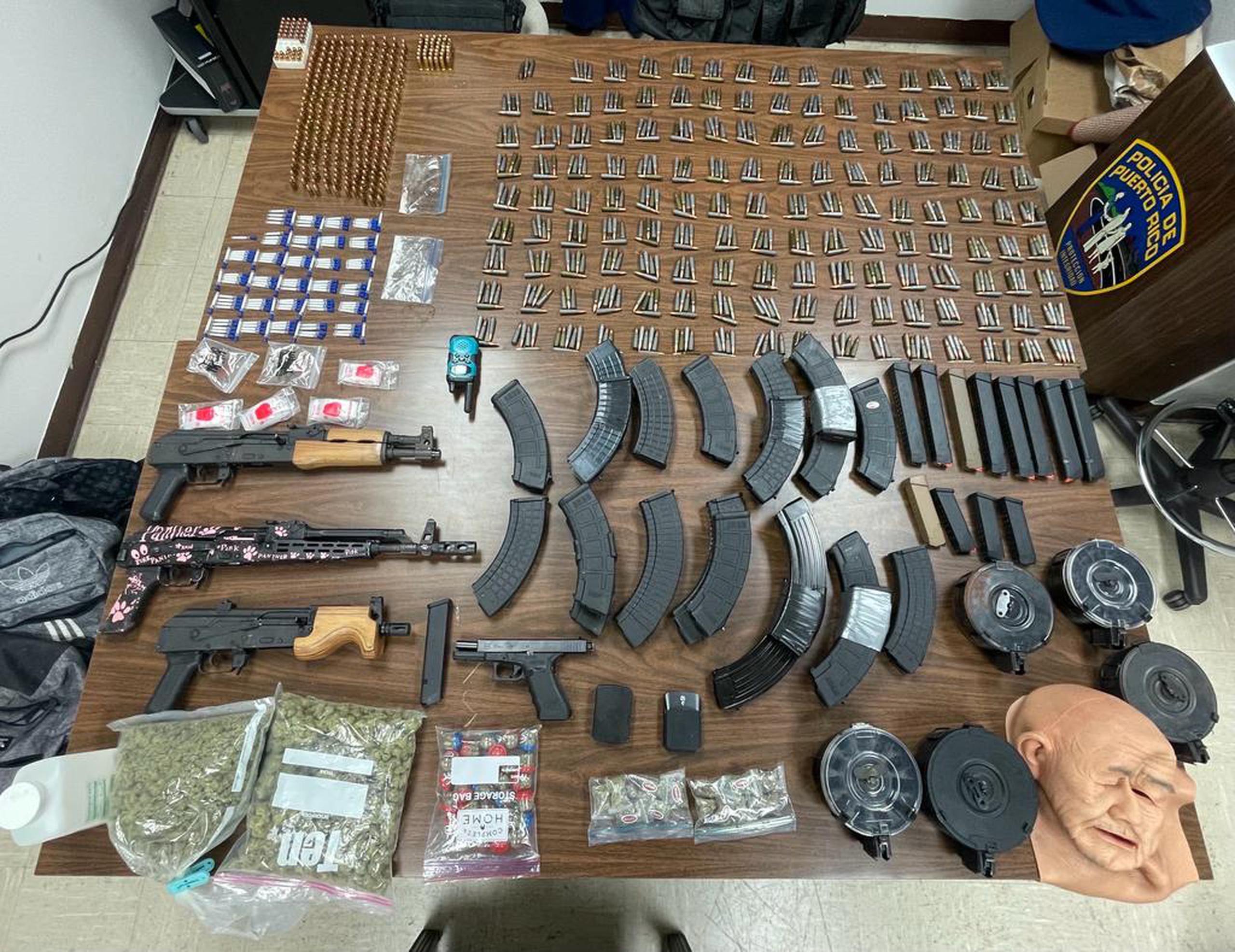 Armas y drogas incautadas durante el arresto de Ángel Gabriel Torres Chéveres, conocido como Bustercito.