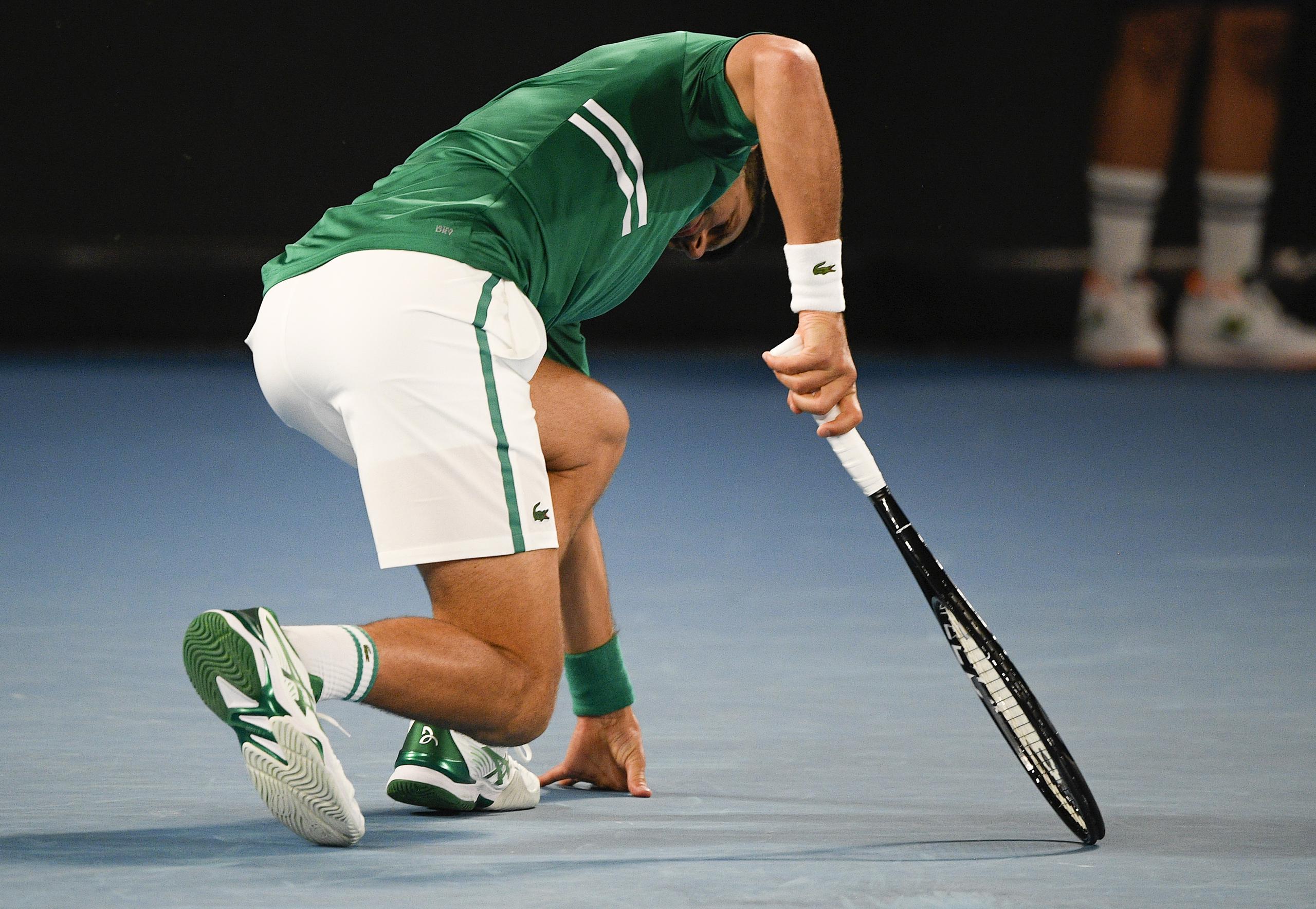 El serbio Novak Djokovic sufre un traspié en el tercer set del partido ante el estadounidense Taylor Fritz, a quien venció finalmente en cinco parciales tras lastimarse.