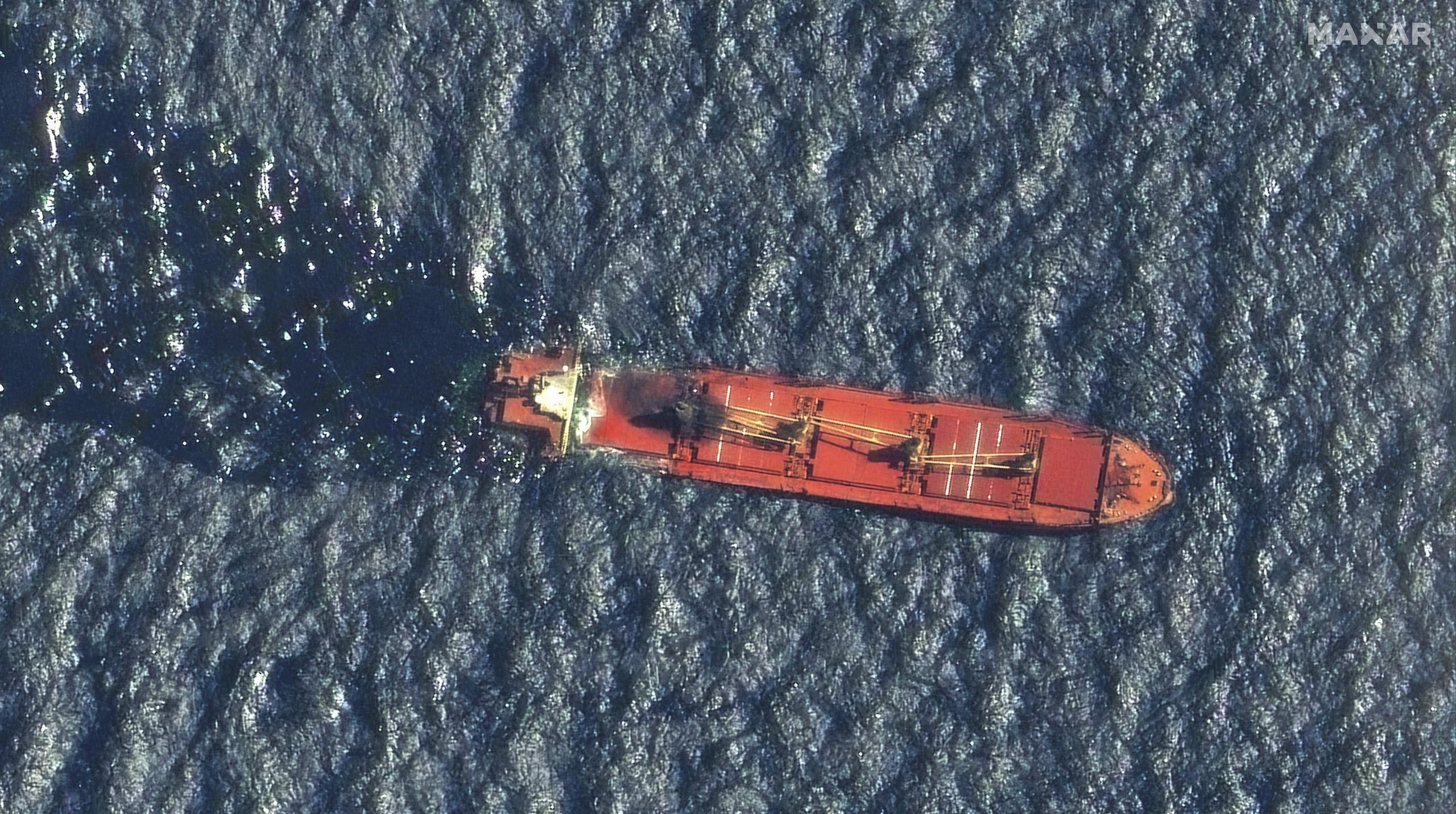 El Gobierno yemení anunció este sábado que el navío se hundió por completo debido a las condiciones meteorológicas en el mar y los fuertes vientos, y achacó el desastre a la falta de respuesta de la comunidad internacional para ayudar al Ejecutivo a reflotar el barco y vaciar su carga.