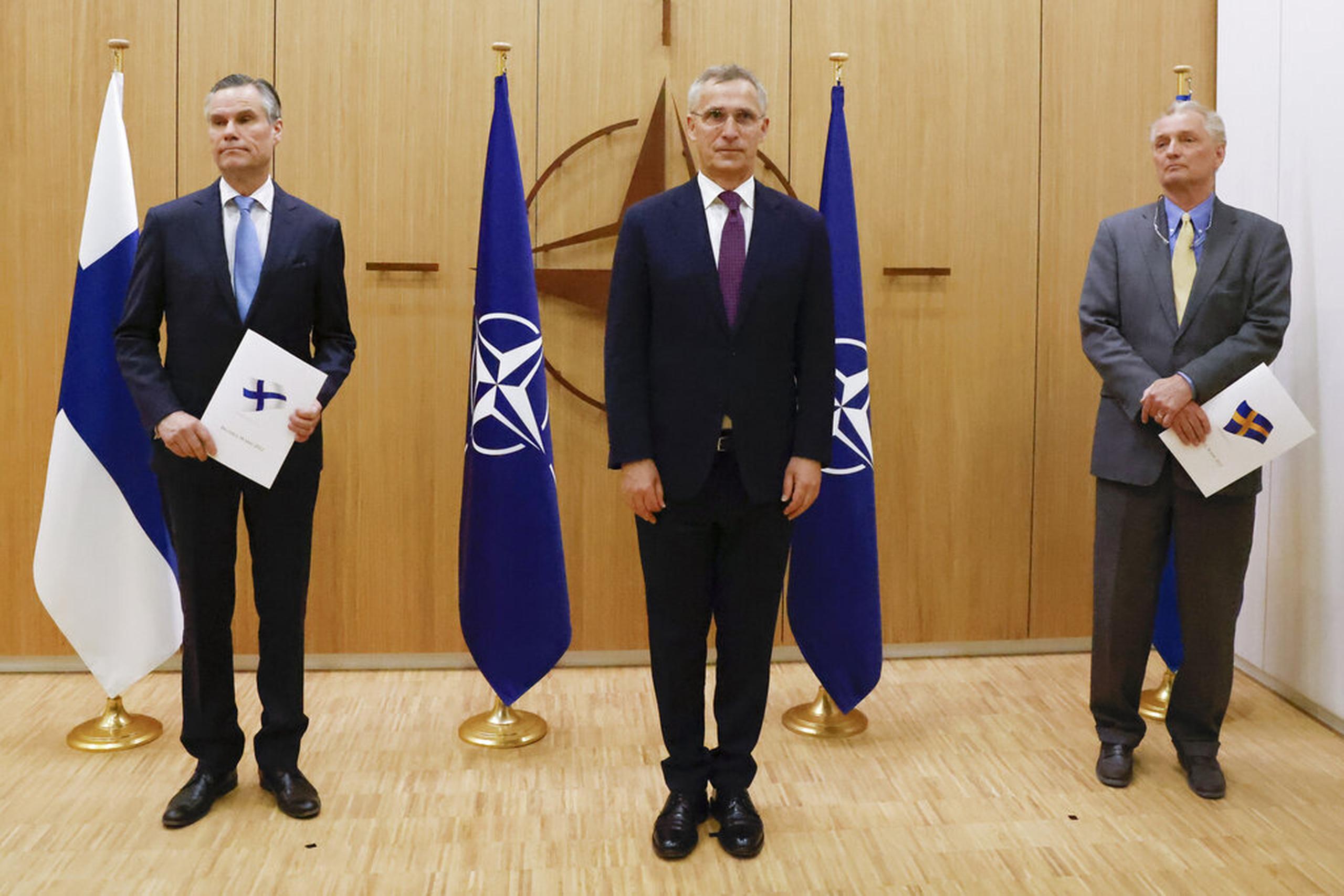 El embajador de Finlandia ante la OTAN, Klaus Korhonen; el secretario general de la OTAN, Jens Stoltenberg; y el embajador de Suecia ante la OTAN, Axel Wernhoff, asistieron a una ceremonia para conmemorar la solicitud de ingreso de Suecia y Finlandia este 18 de mayo en Bruselas, Bélgica.
