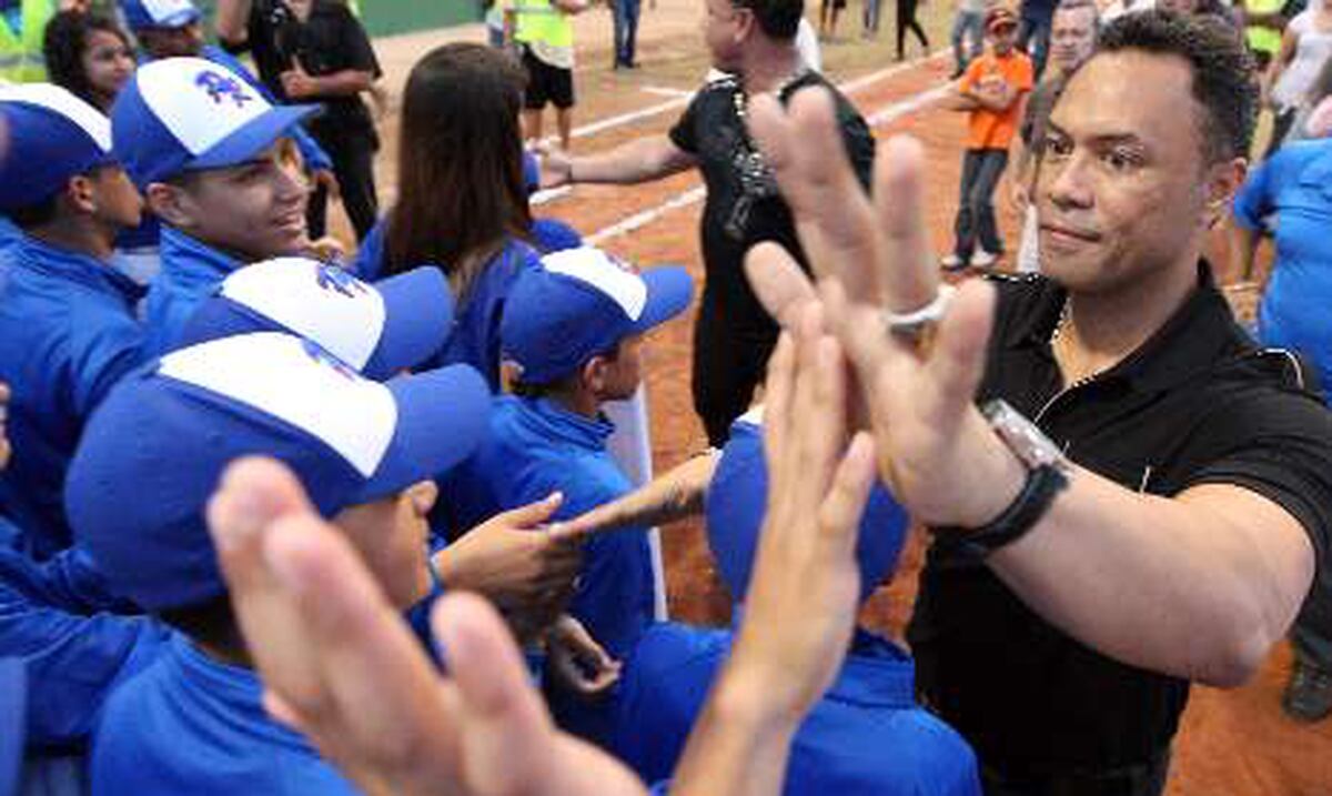 Roberto Alomar recibe el abrazo de su gente - Primera Hora