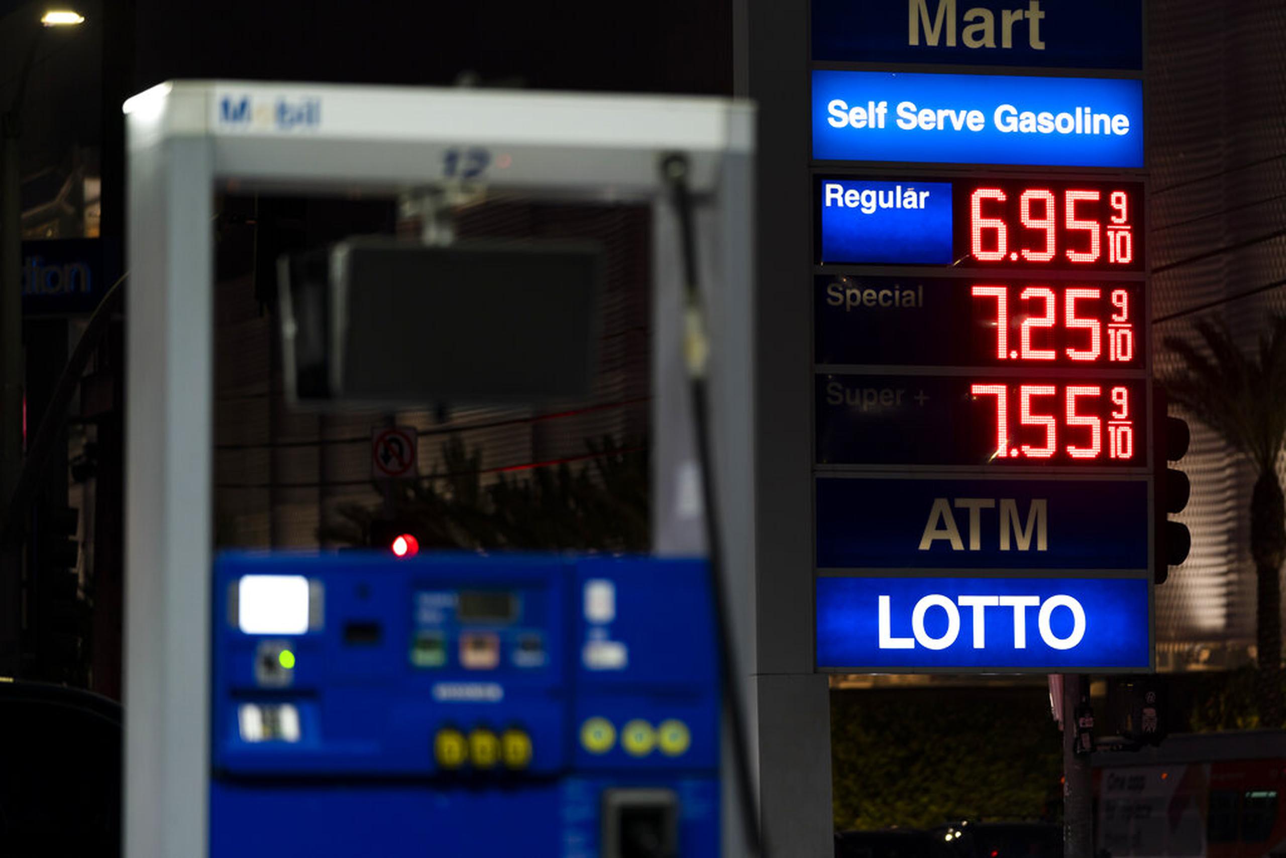 Precios de combustible mostrados en una gasolinera de Mobil en West Hollywood, California, el 8 de marzo de 2022.