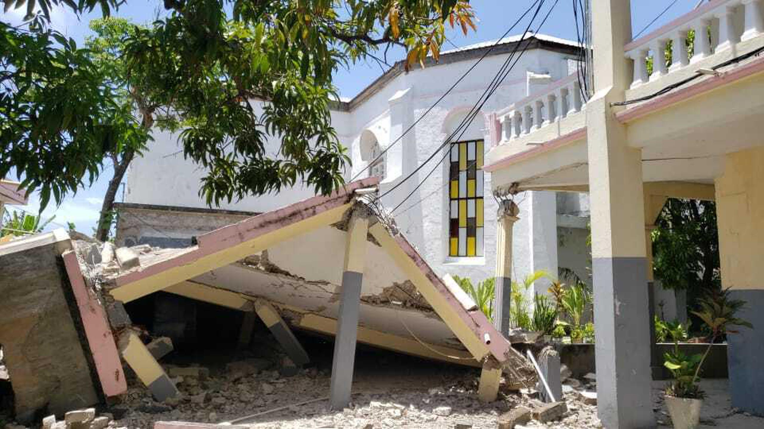 El techo de la iglesia Sagrado Corazón en Les Caves, al oeste de Haití fue uno de los que colapsó tras el terremoto.