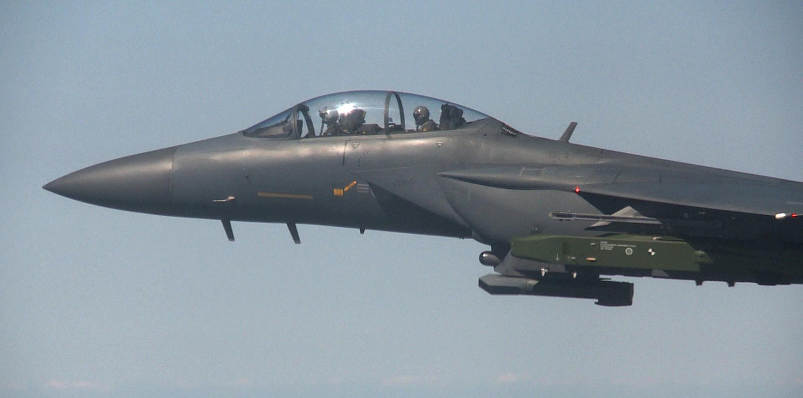 Un caza F-15K de la Fuerza Aérea surcoreana vuela con un misil Taurus durante un simulacro en la costa occidental del país. (AP)