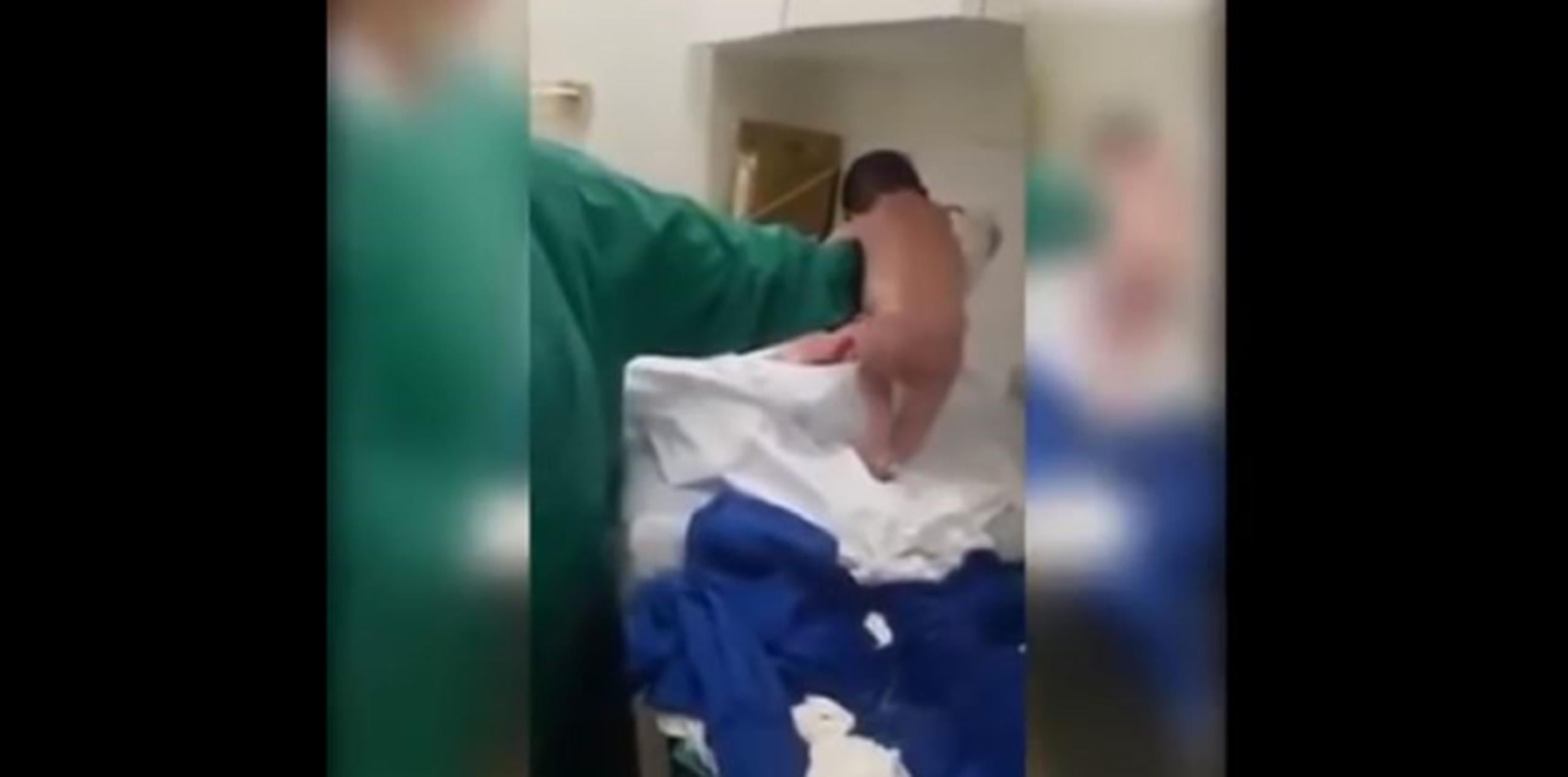 En las imágenes se puede observar cómo el recién nacido es sostenido por una enfermera mientras el estira las piernas e intenta caminar. (Captura)