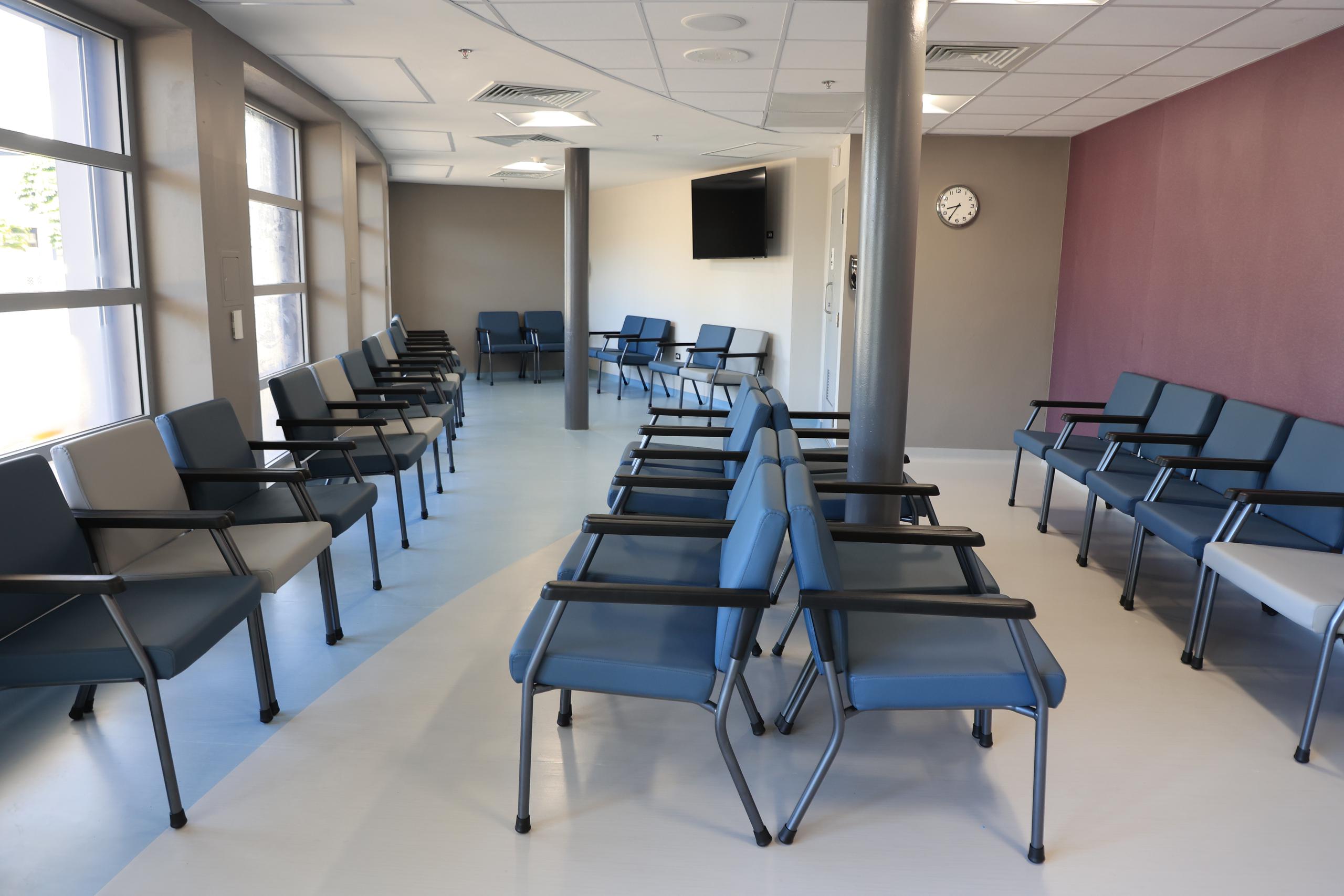 La zona del Hospital de Trauma contará con sillas para sentarse.