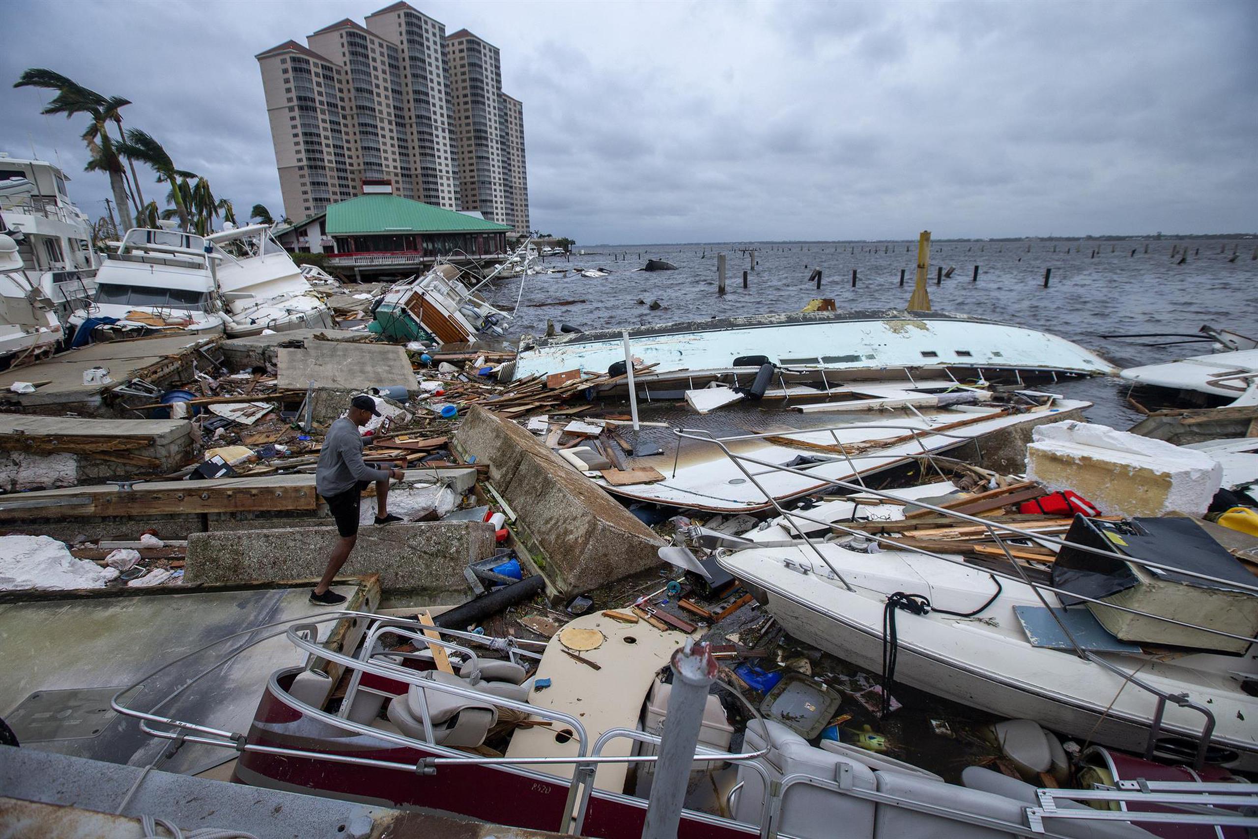 Embarcaciones destruidas tras el paso del huracán Ian en Fort Myers, Florida, el 29 de septiembre de 2022.
