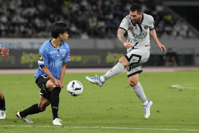 El delantero argentino Lionel Messi remata a gol en el amistoso del Paris Saint-Germain contra Kawasaki Frontale en el Estadio Nacional de Tokio.