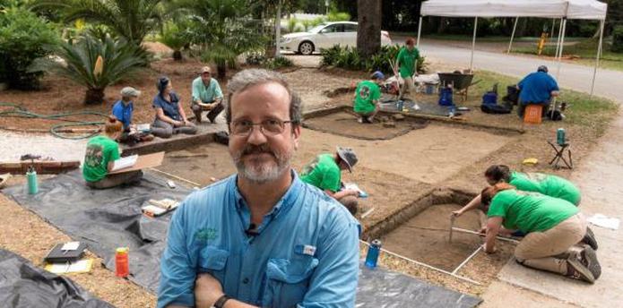 Worth dirige los trabajos de excavación en el sitio arqueológico del asentamiento español en Pensacola, descubierto en 2015. (EFE)