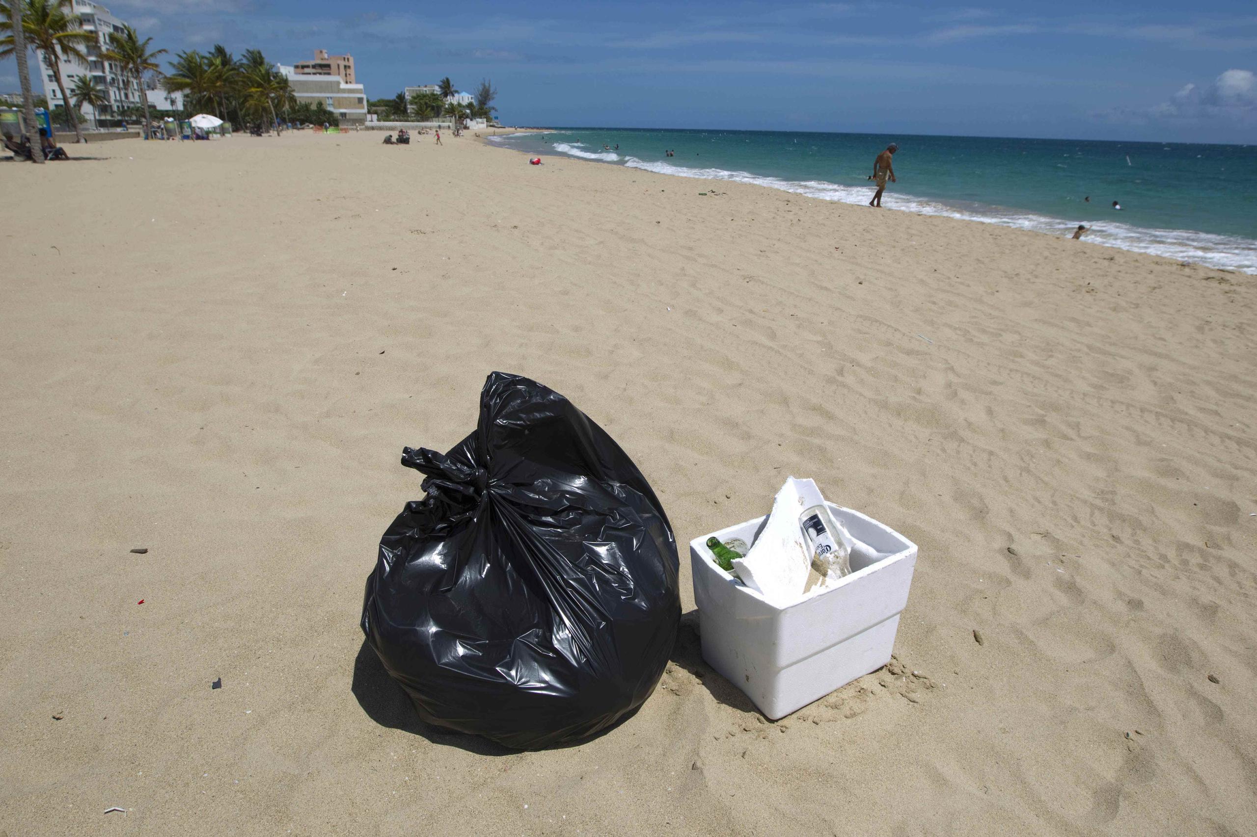 La medida propone multas de $250 a quienes las dejen las neveritas de "foam" abandonadas por descuido o intencionalmente en playas o cerca de cuerpos de agua. (GFR Media)