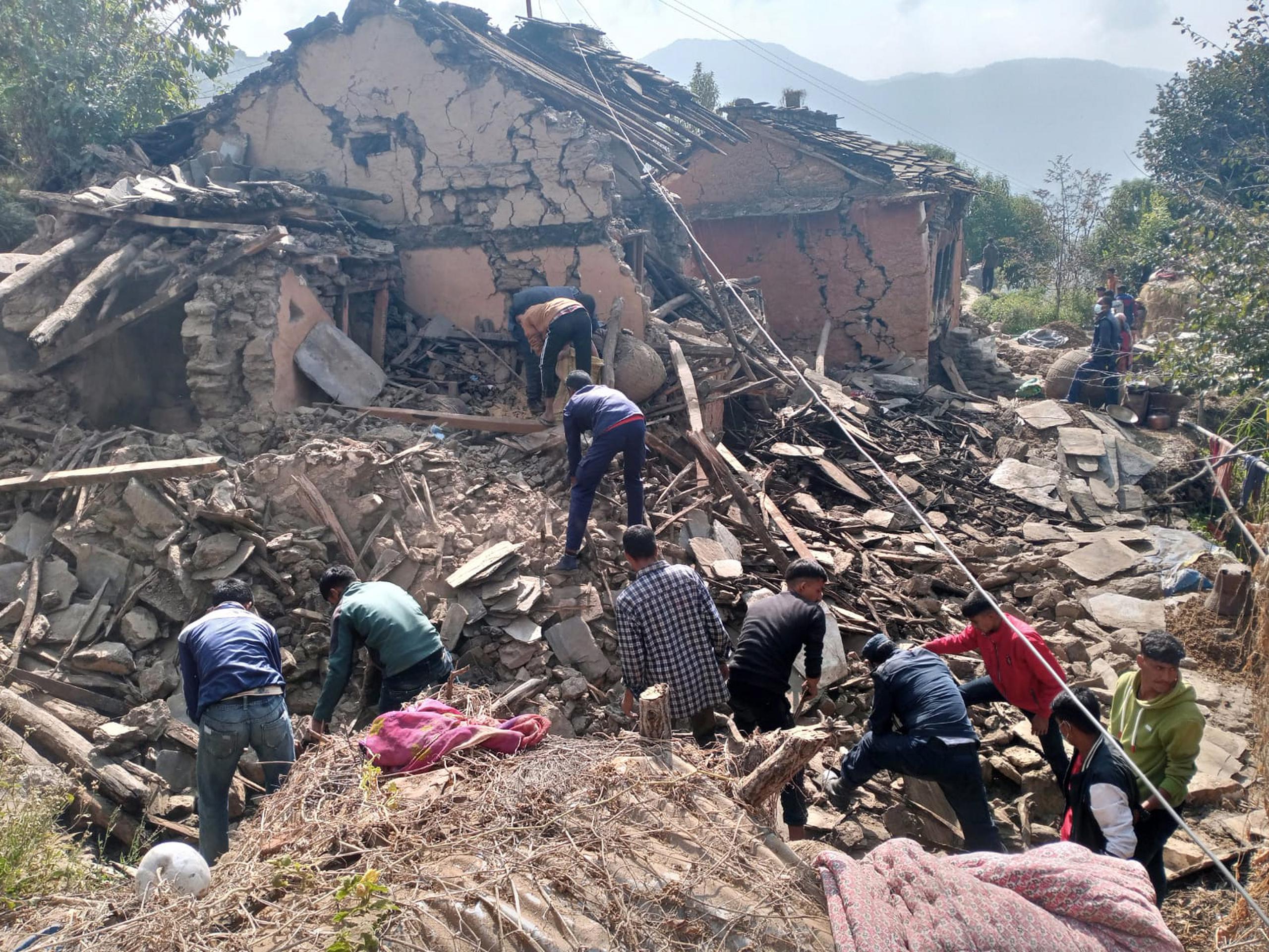 Todo comenzó con un pequeño temblor la noche del martes, al que siguió “otra pequeña sacudida seguida de temblores fuertes” dos horas después, dijo a EFE por teléfono Khadak Dhami, uno de los habitantes del pueblo de Thadagaun donde se produjeron las seis muertes.