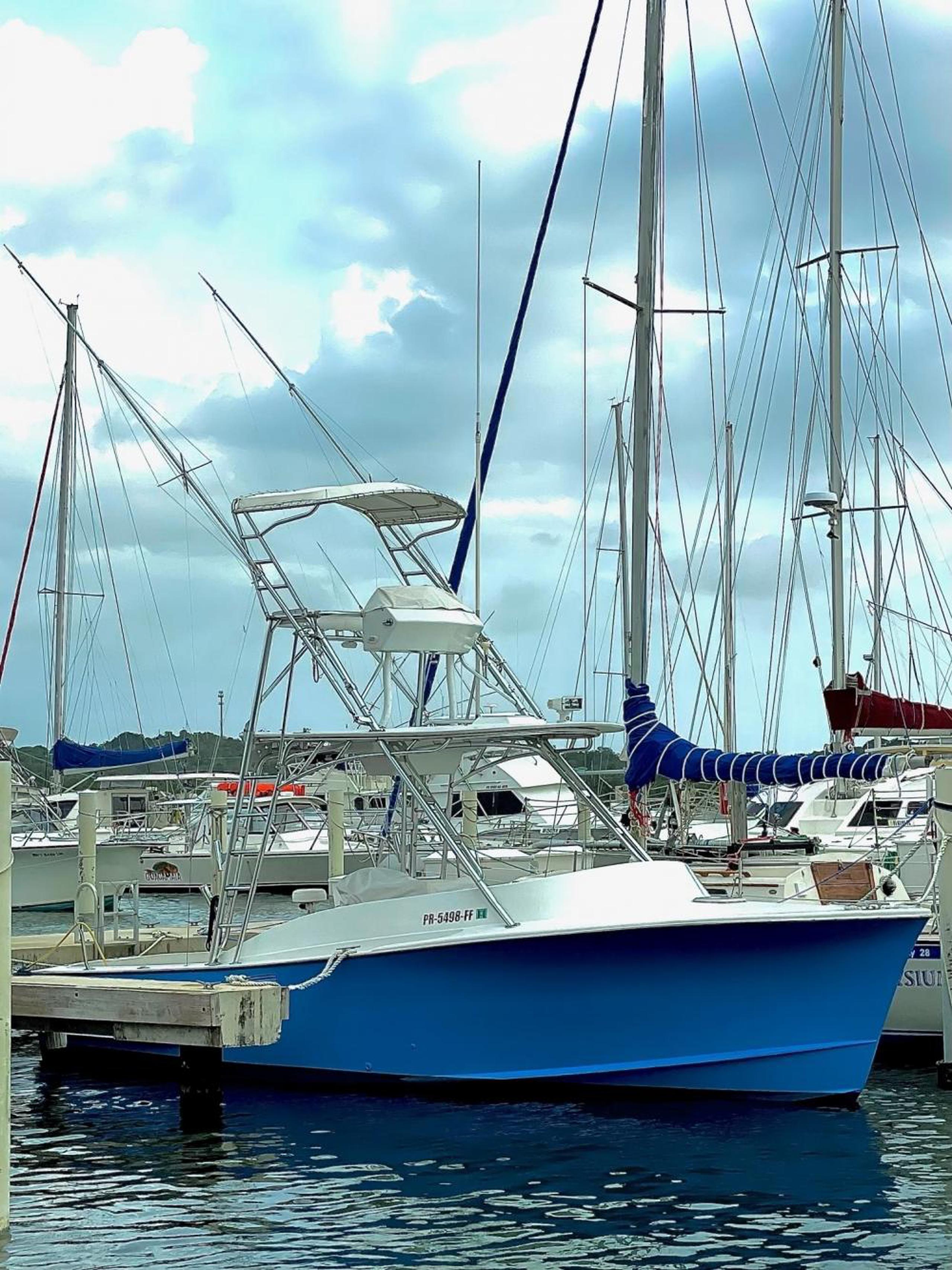 La embarcación Makaira Seeker en el puerto deportivo de Puerto Real en Cabo Rojo.