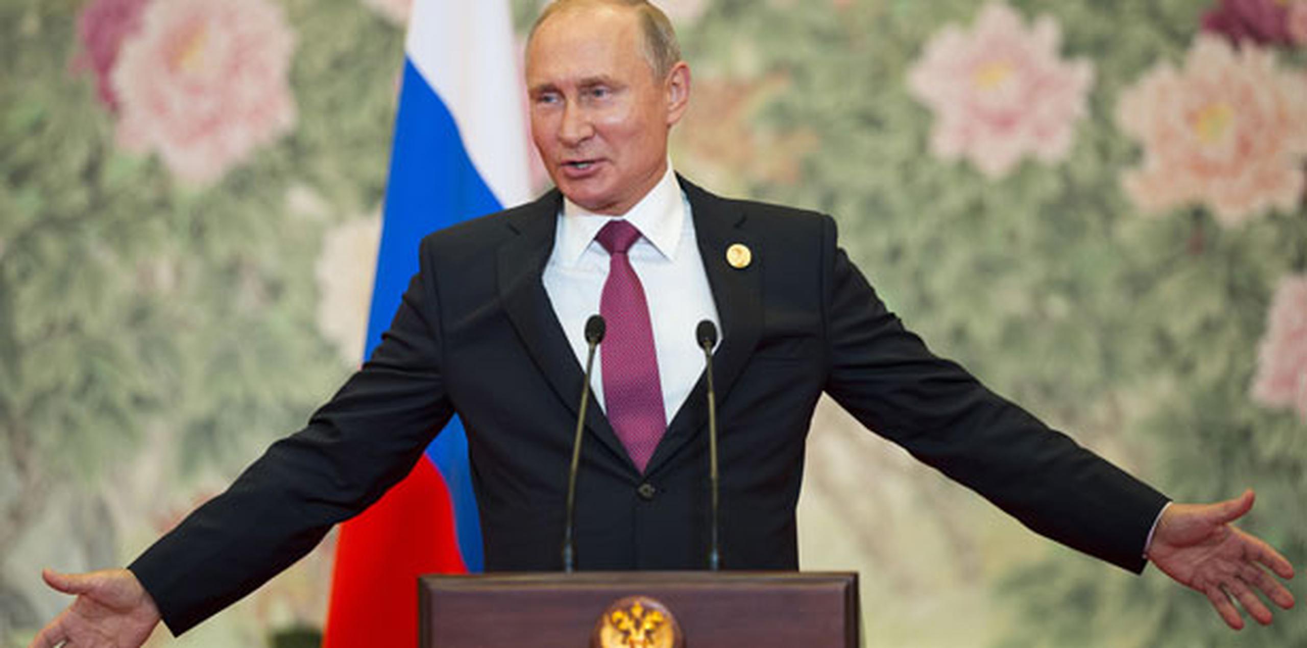 Putin también acogió la declaración de Trump sobre que Rusia debería ser invitada a reincorporarse al grupo que alguna vez fue llamado G8, antes de que el resto de los miembros expulsaran a Rusia. (AP)