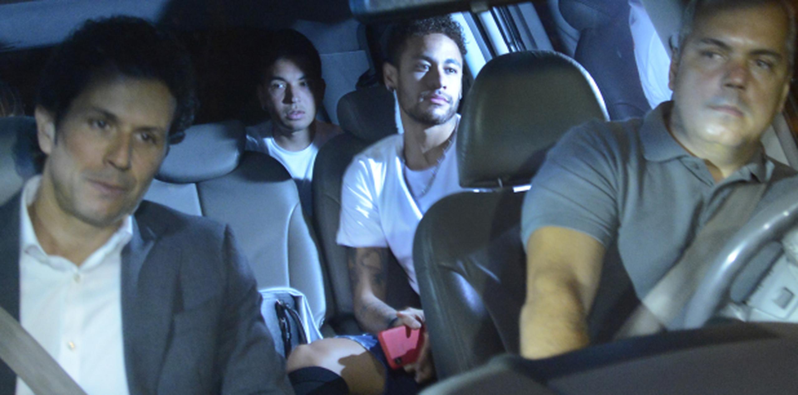 Neymar llegó este jueves a Río de Janeiro en silla de ruedas y se retiró en un avión privado a su residencia en Mangaratiba. (AP)