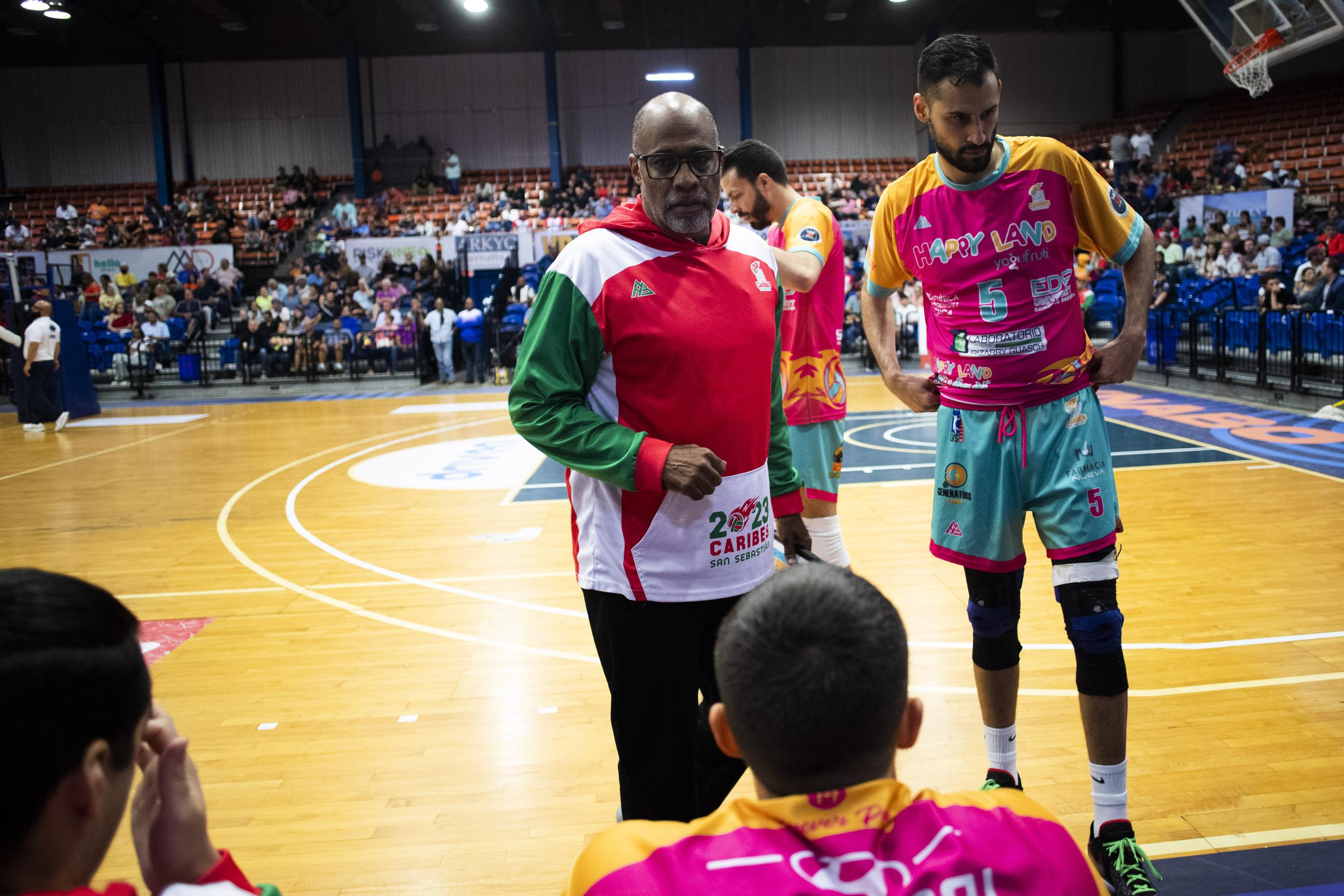 El dirigente Javier Gaspar estuvo al mando de los Caribes de San Sebastián durante la temporada 2023 del Voleibol Superior Masculino.
