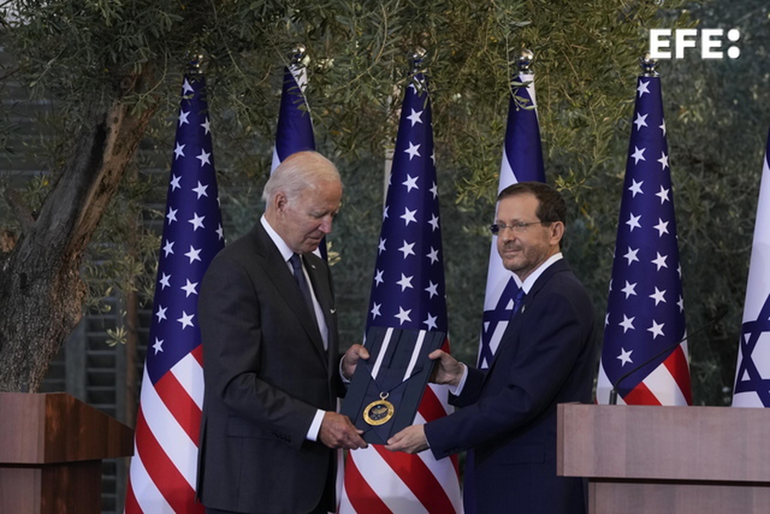 El presidente israelí, Isaac Herzog, le entregó hoy la medalla de honor presidencial al presidente estadounidense, Joe Biden. (EFE/EPA/MAYA ALLERUZZO / POOL)