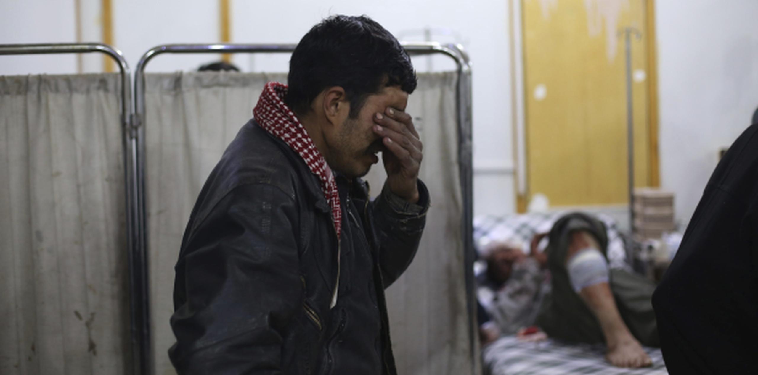 Un hombre luce apesadumbrado mientras atiende a un allegado en un hospital de una de las zonas en conflicto en Siria. (EFE)