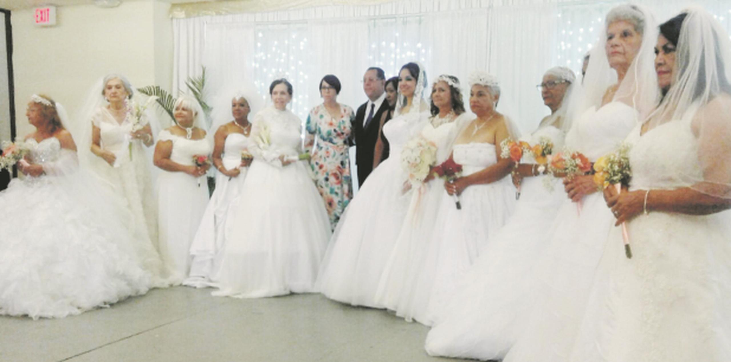 Muchas de las participantes del Centro de Envejecientes La Nueva Aurora no habían tenido la oportunidad de vestirse de novia. (SUMINISTRADAS)