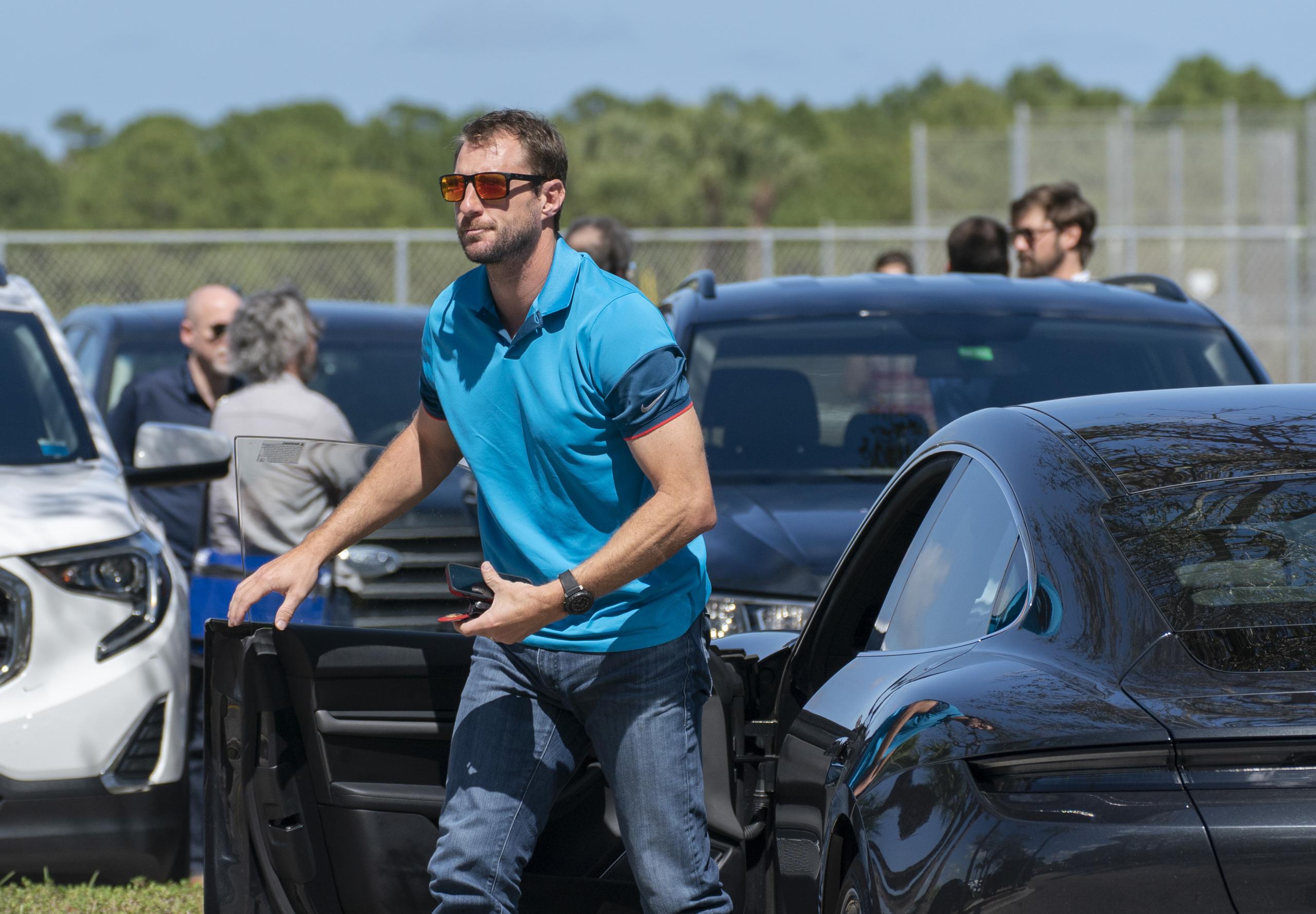 El lanzador Max Scherzer se baja de su vehículo al llegar a la sesión de negociación del miércoles entre la Asociación de Jugadores y los propietarios de equipo en Jupiter, Florida..