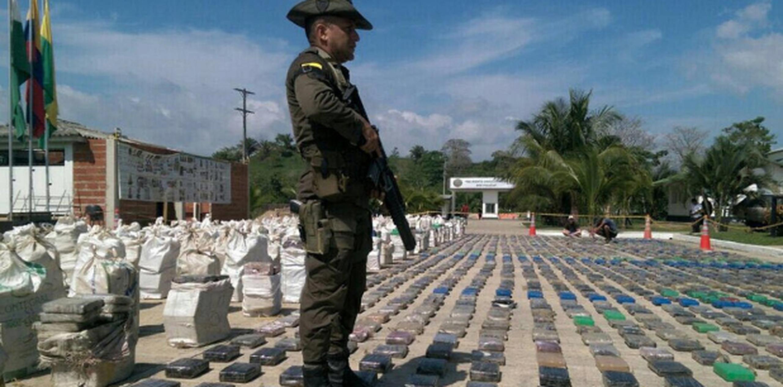La imagen provista por por la Policía Antinarcóticos de Colombia muestra parte del enorme cargamento de droga que fue incautado este domingo. (EFE/POLICÍA ANTINARCÓTICOS DE COLOMBIA)