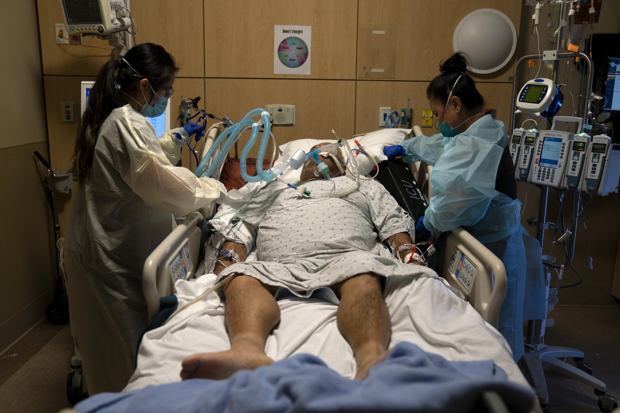Enfermeras atienden a un paciente enfermo de COVID-19 en el Centro Médico Providence Holy Cross, en el sector Mission Hills de Los Ángeles.