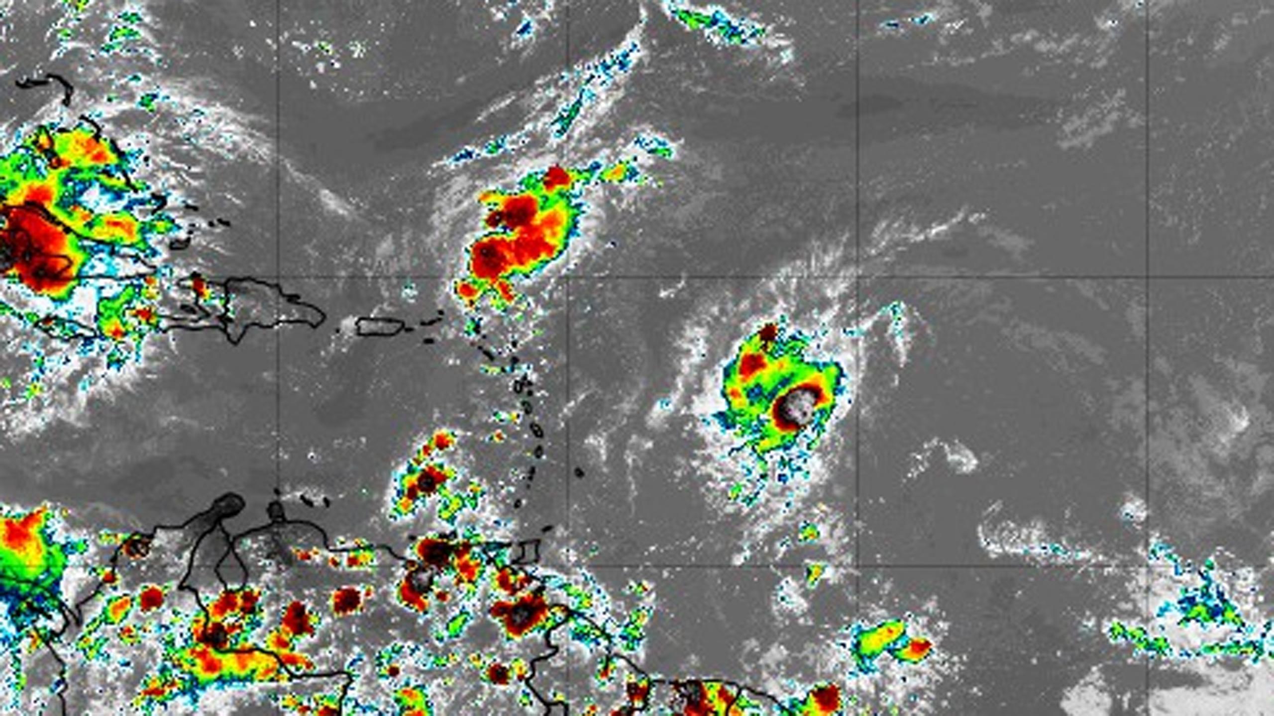 El séptimo sistema tropical de la temporada está cobrando fuerza a medida que se mueve rápidamente hacia el oeste en la tarde del viernes 13 de agosto. (NOAA)