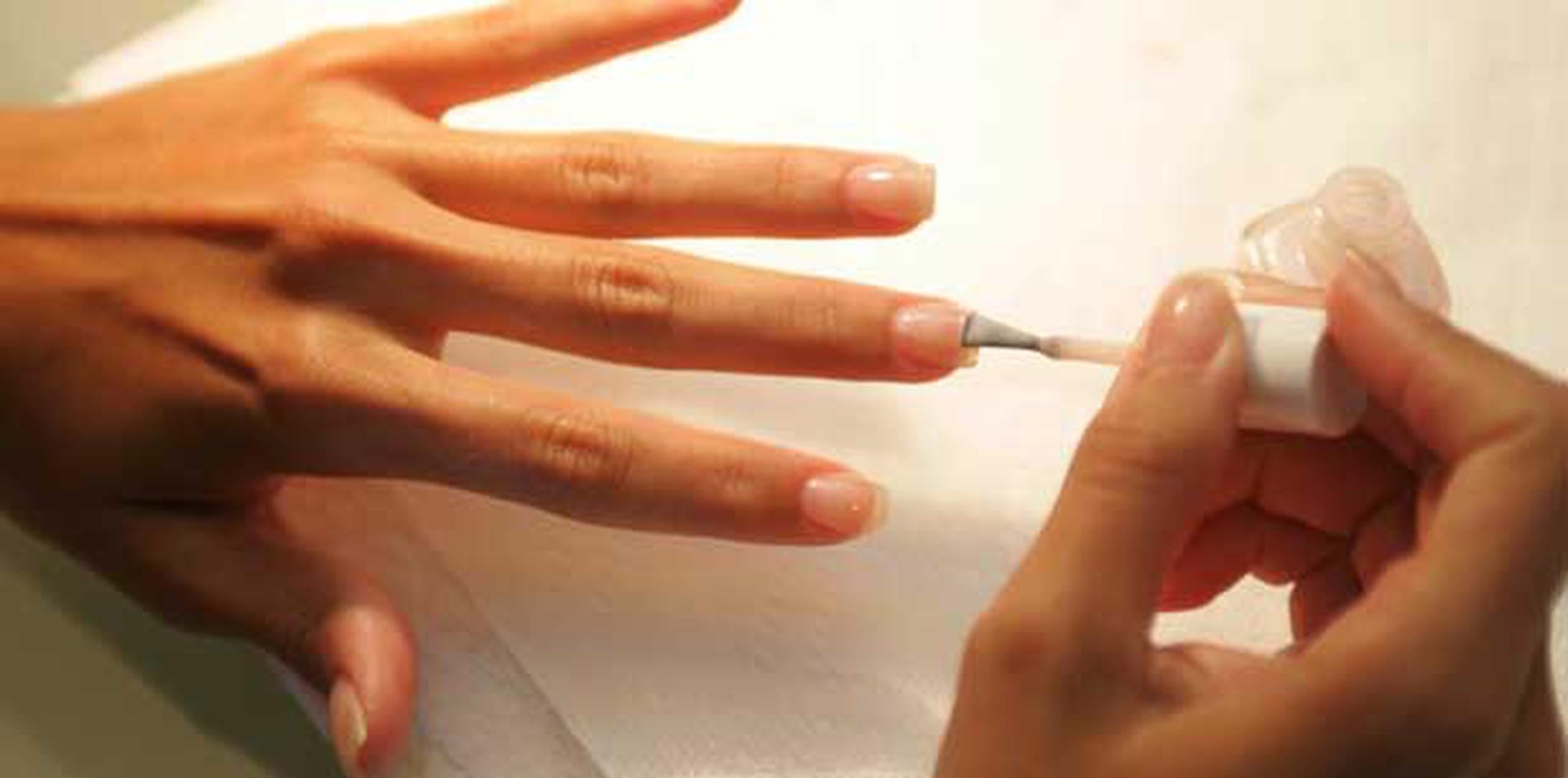 Aplica una capa finita de vaselina en la piel alrededor de tus uñas de manera que si la brocha se sale, el color no se te pegará a la piel. (Archivo)