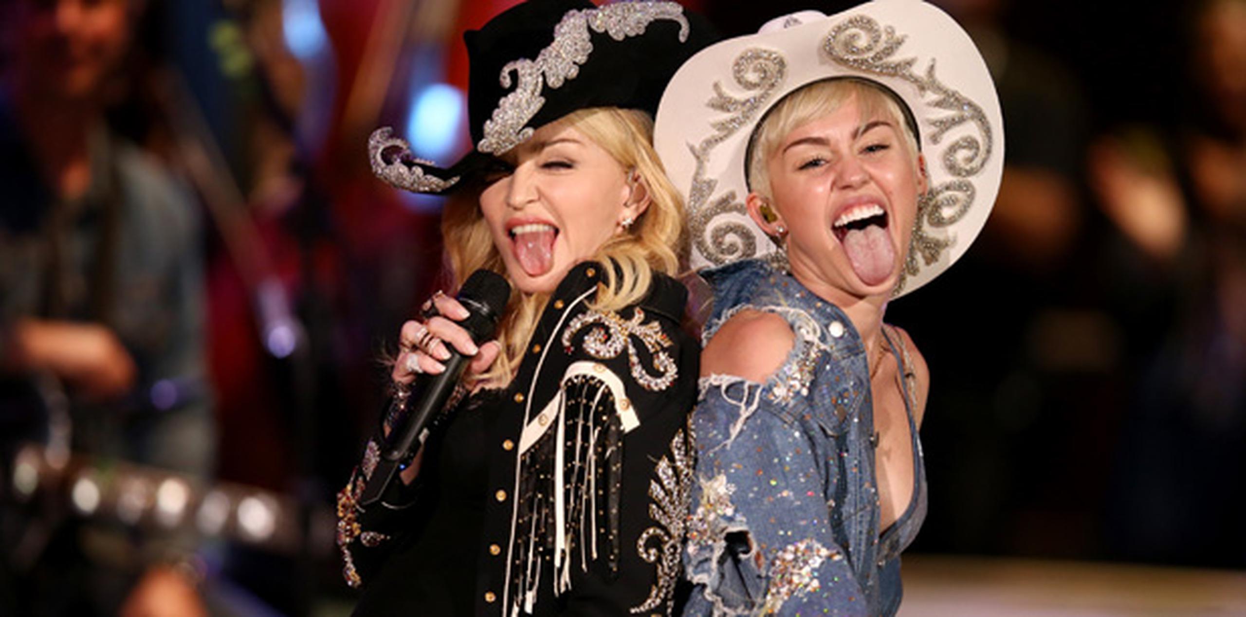 Madonna y Miley Cyrus durante el show  MTV Unplugged que irá al aire del próximo miércoles. (AP)