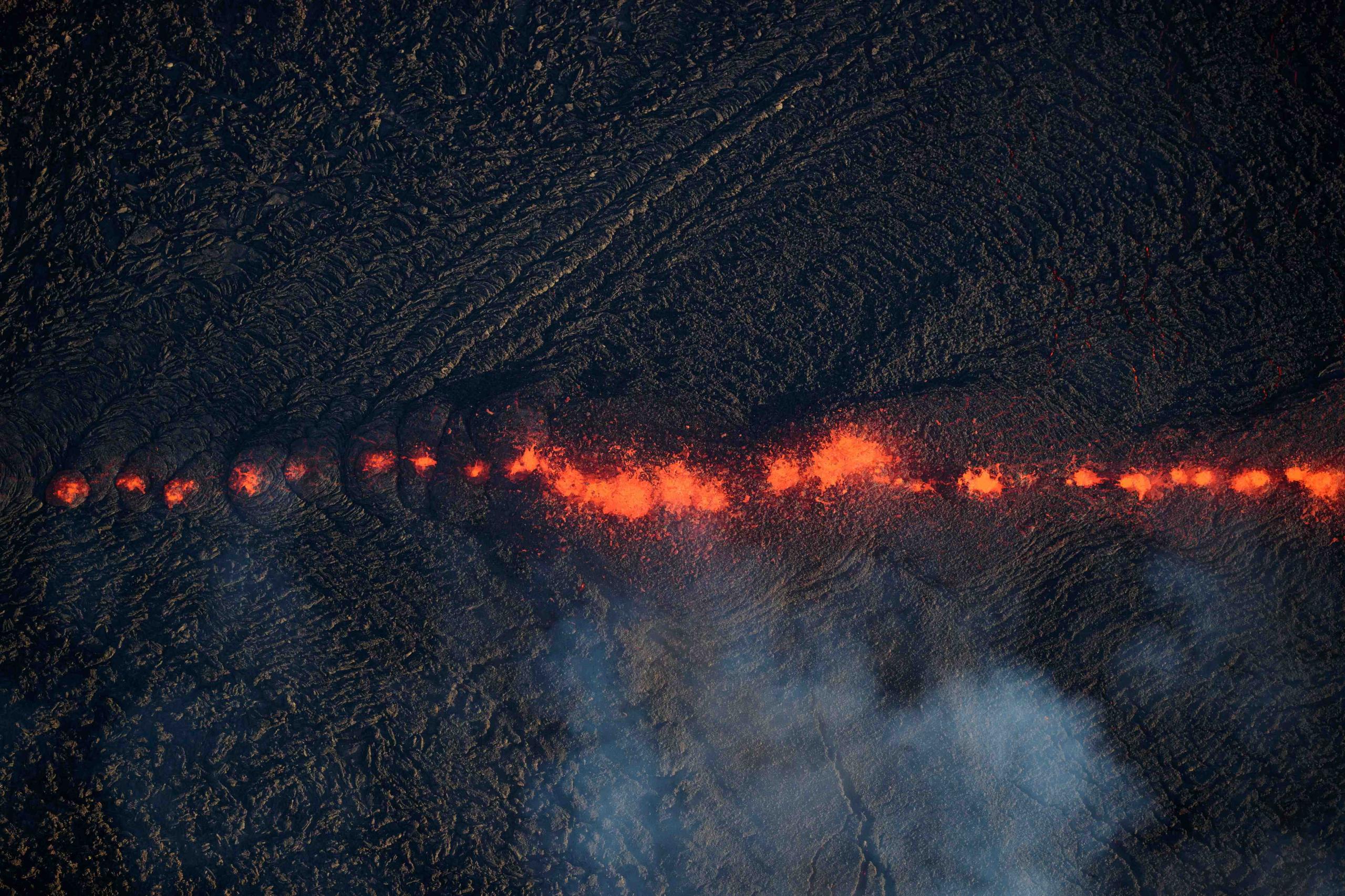 Vista aérea de la fisura 17 en erupción. (EEF / Bruce Omori / Paradise Helicopters)