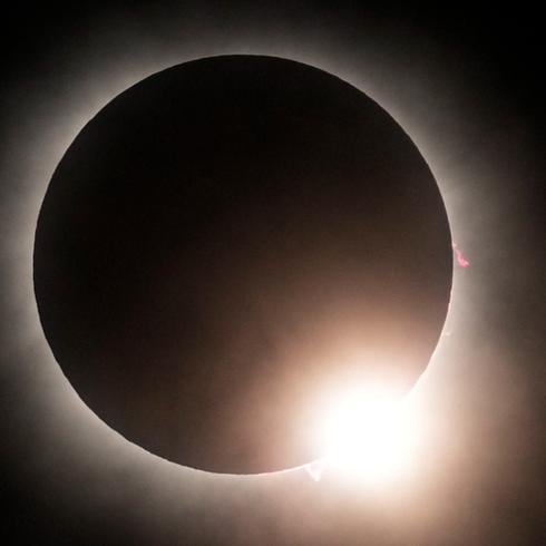 ¡Espectacular! Mira como el eclipse solar se apoderó de distintas ciudades