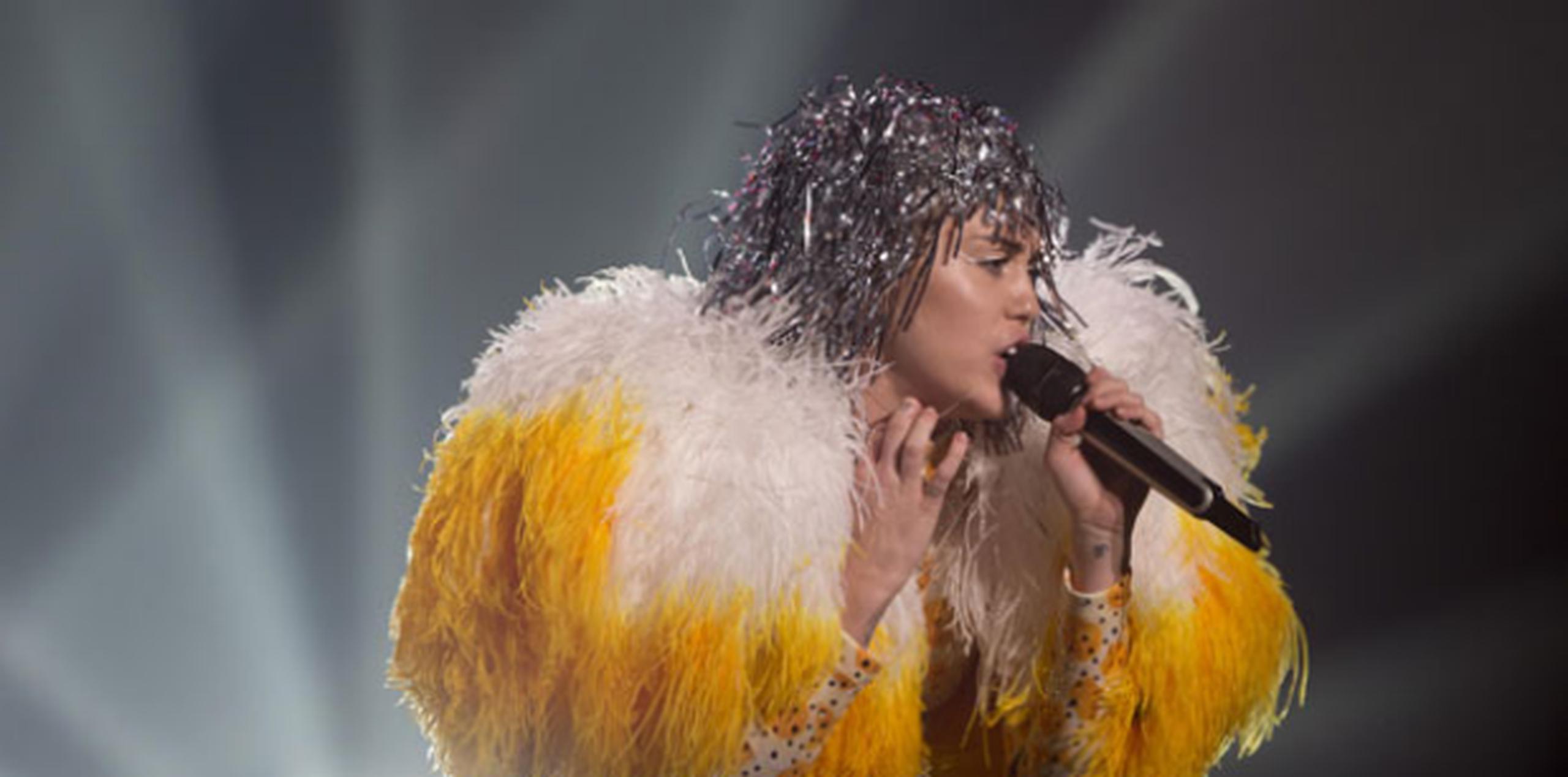 Miley Cyrus arribó al escenario con un leotardo amarillo y un bolso gigante del mismo color para entonar el tema SMS (Bangerz).(xavier. araujo@gfrmedia.com)