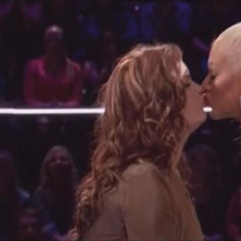 Concursante de The Voice se besa con Christina Aguilera