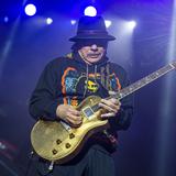 Carlos Santana se desmaya en concierto en Michigan