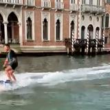 “Aquí hay dos idiotas": expulsan a turistas por surfear en Venecia