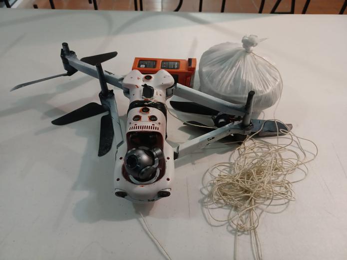Un oficial correccional ocupó el dron con marihuana y heroína cuando se enredó en unos cables en el techo de la institución de máxima seguridad.
