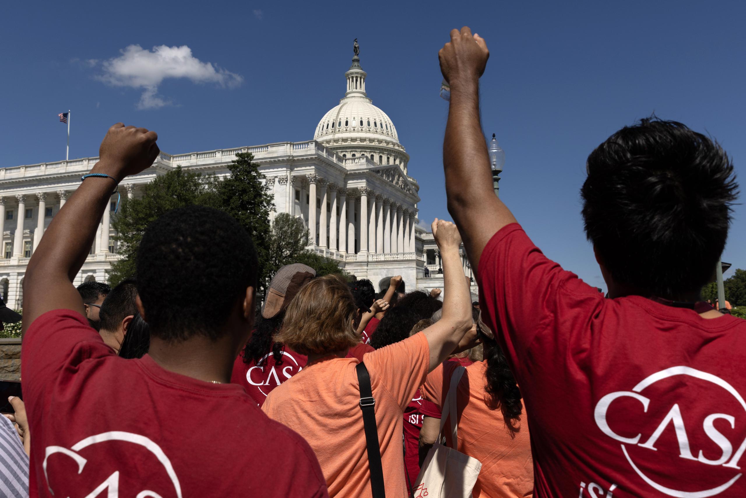 En Washington DC, miembros de varias organizaciones encabezadas por United We Dream realizaron este jueves una marcha frente al Congreso.
