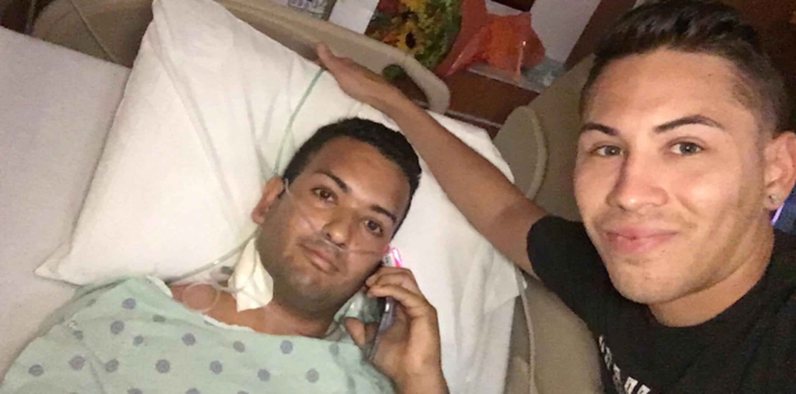 Felipe Marrero (derecha) en la cama de un hospital en Orlando junto a su amigo Joseph Rivera. (AP)