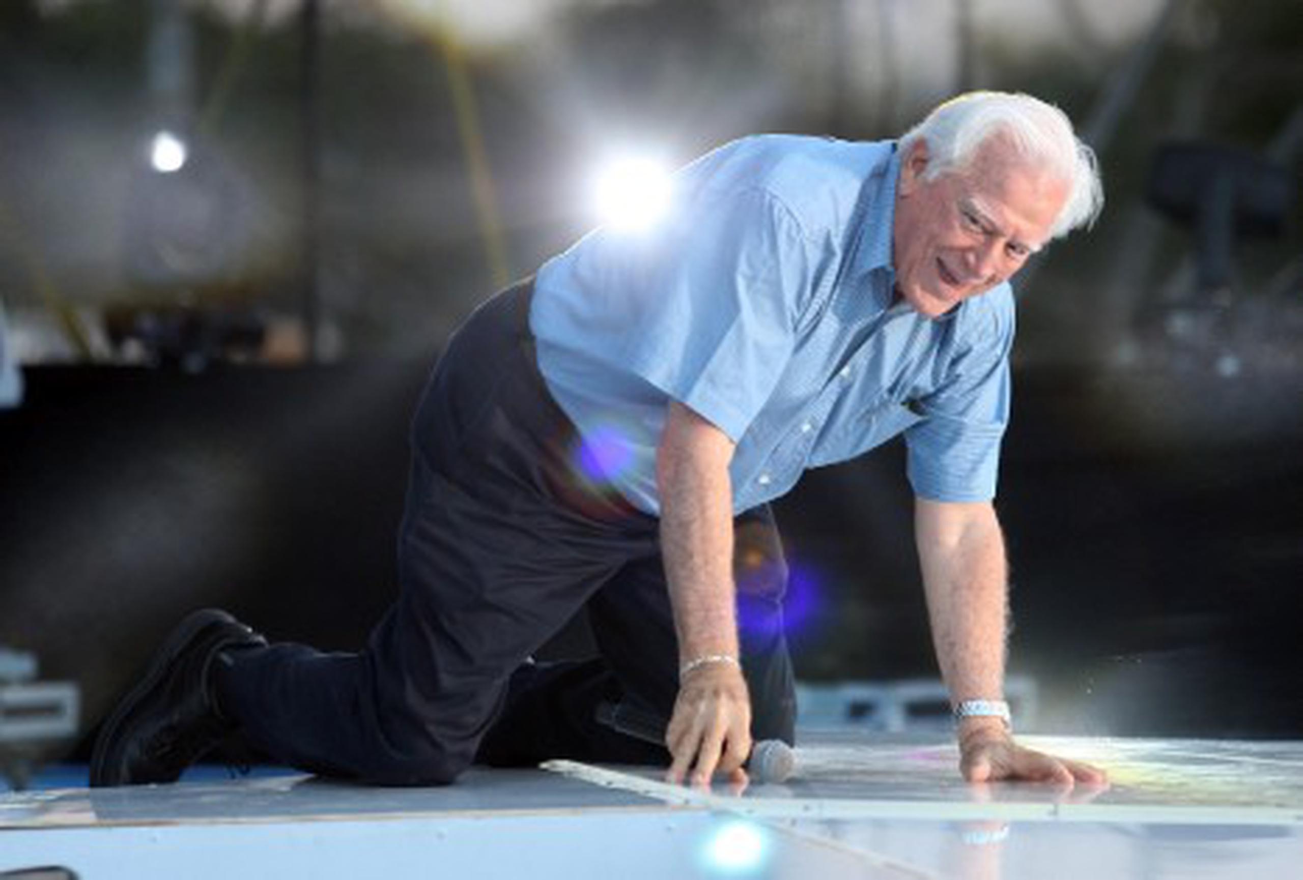 Carlos Romero Barceló se cae en la tarima del PNP Primera Hora